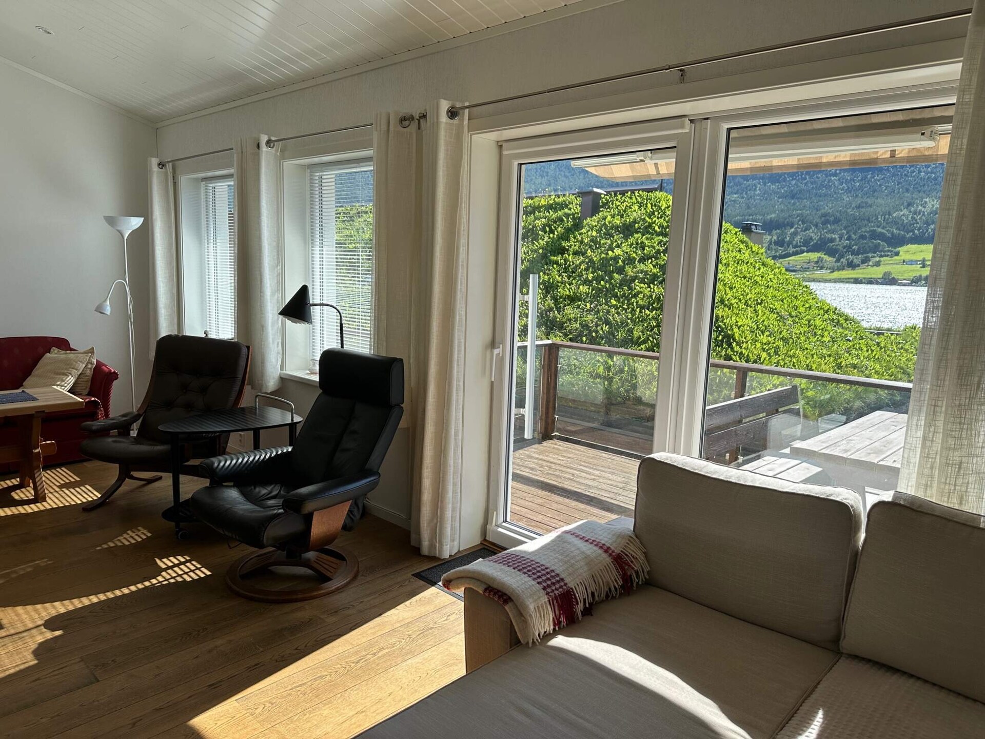 Panoramisch fjordappartement met balkon in Eidsvåg, 30 meter van zwemstrand - foto 9