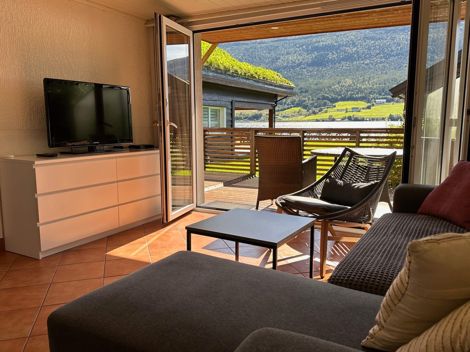 Fjordappartement in Eidsvåg met panoramisch uitzicht en gedeelde boot - foto 9