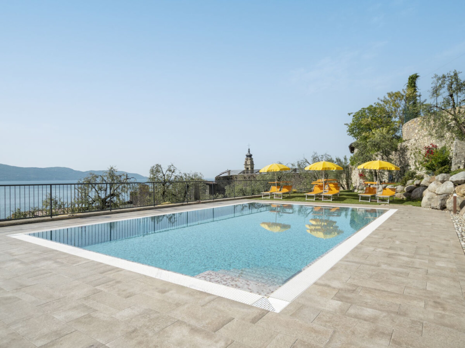 Licht vakantiehuis tussen olijfbomen nabij het strand van Gargnano - foto 1