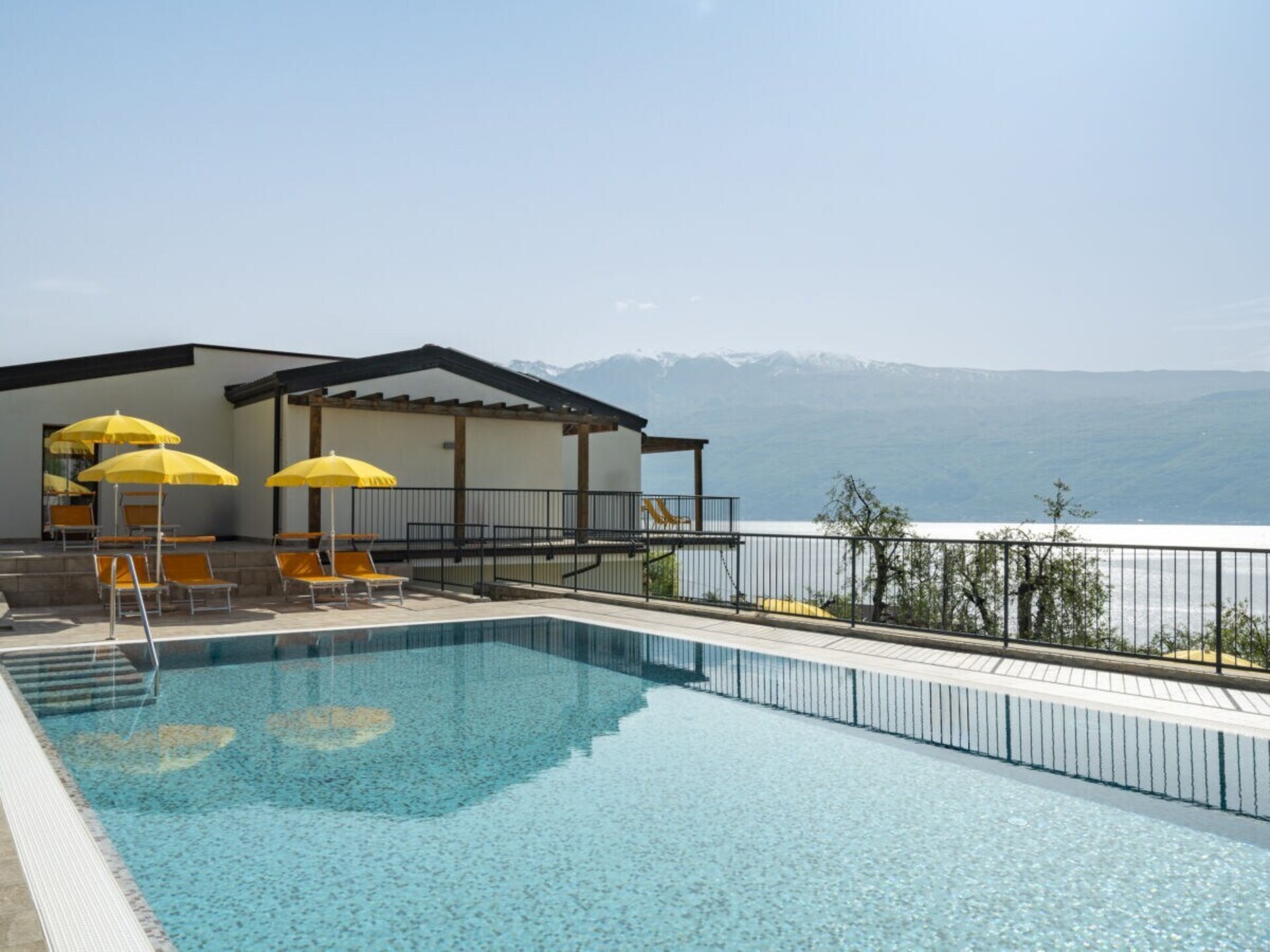 Modern vakantiehuis tussen olijfgaarden met panoramisch uitzicht op het Gardameer - foto 4