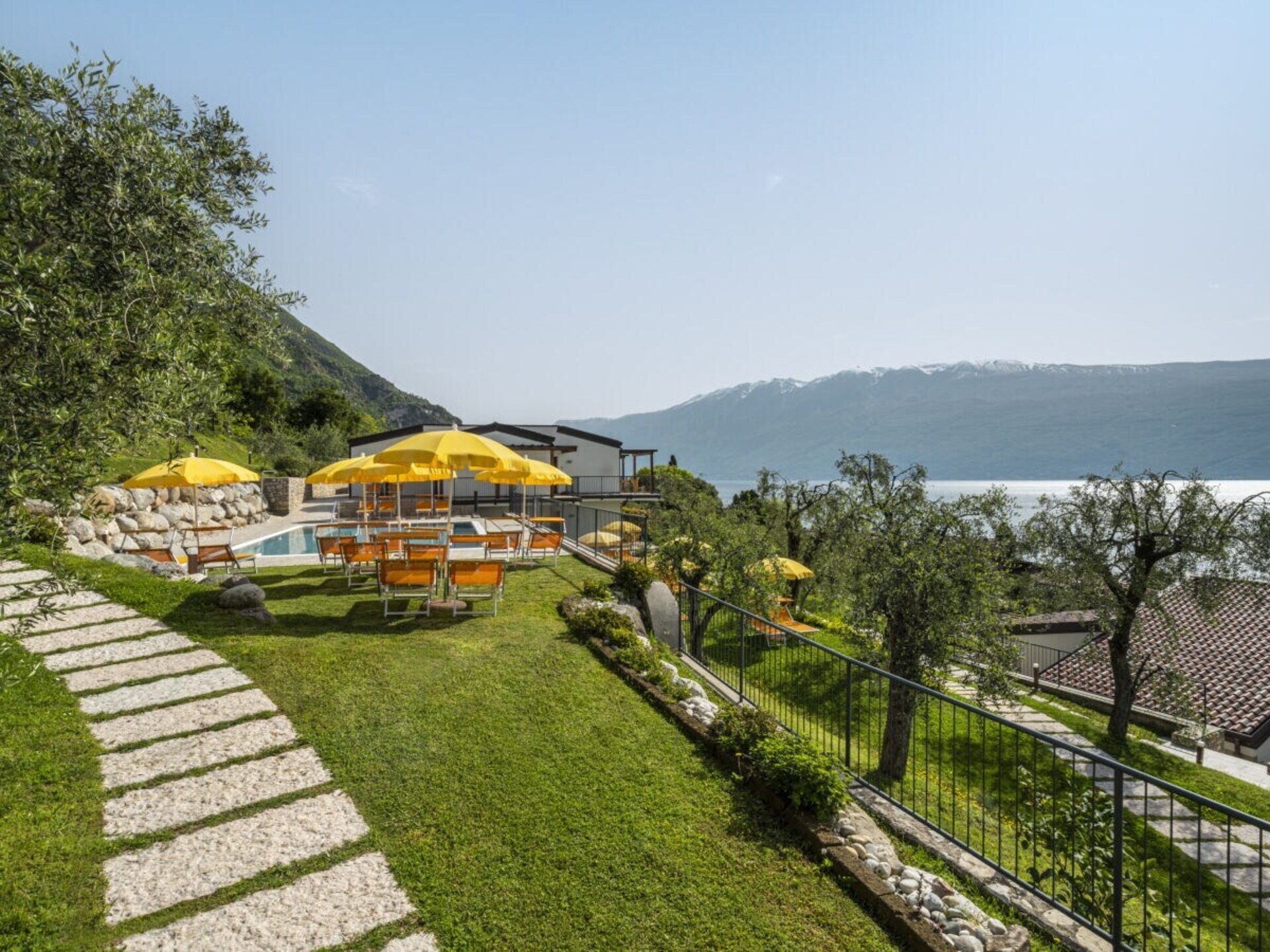 Modern vakantiehuis tussen olijfgaarden met panoramisch uitzicht op het Gardameer - foto 10