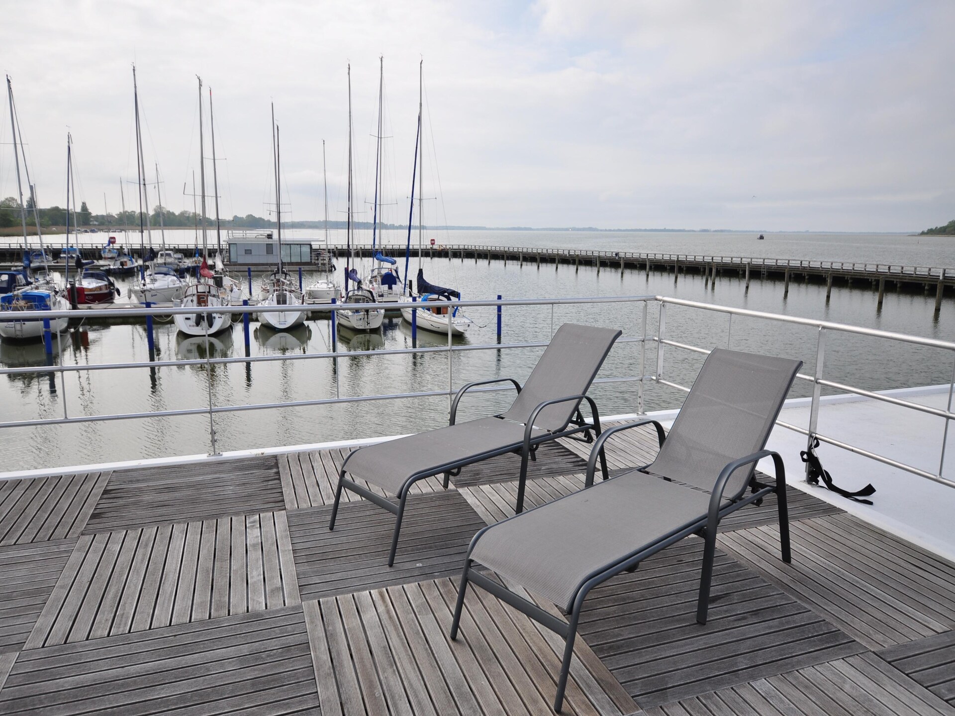 Floating House Rosi: unieke woonboot aan de Oostzee in Ribnitz-Damgarten - foto 2