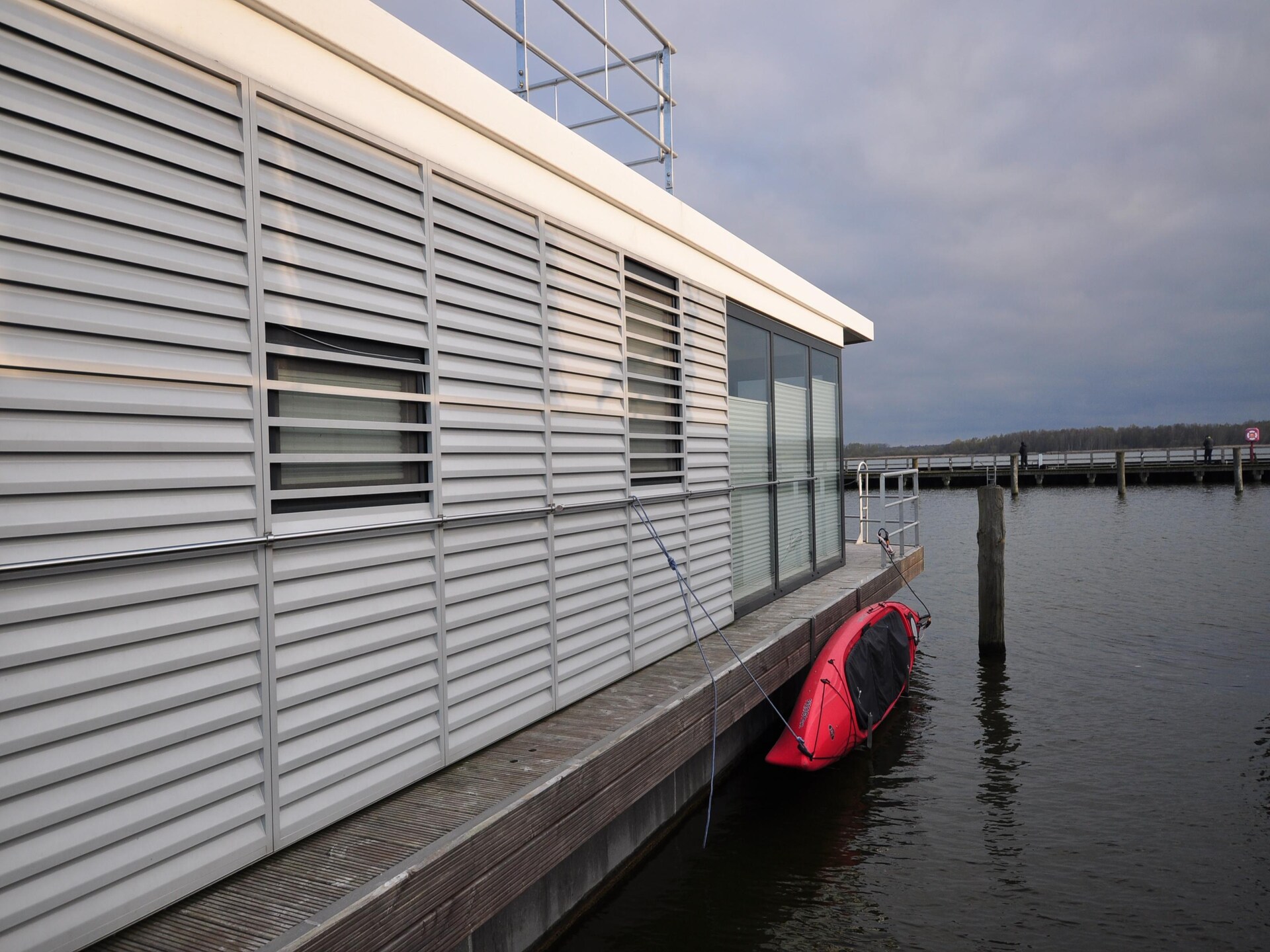 Floating House Rosi: unieke woonboot aan de Oostzee in Ribnitz-Damgarten - foto 1