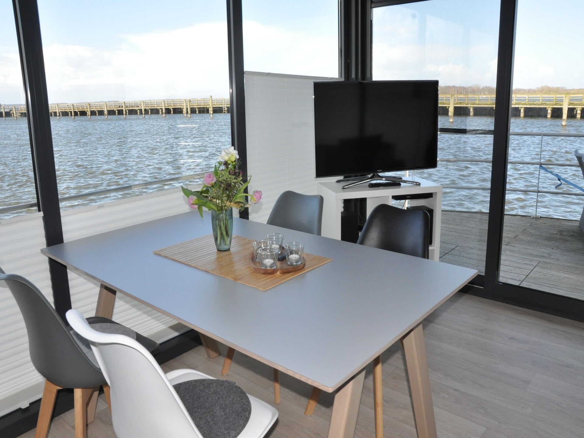 Floating House Rosi: unieke woonboot aan de Oostzee in Ribnitz-Damgarten - foto 11