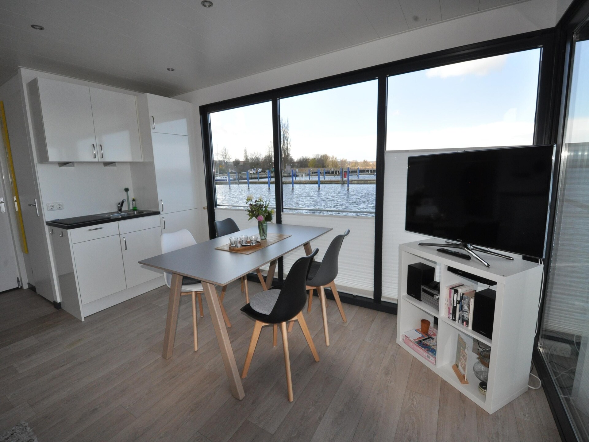 Floating House Rosi: unieke woonboot aan de Oostzee in Ribnitz-Damgarten - foto 10