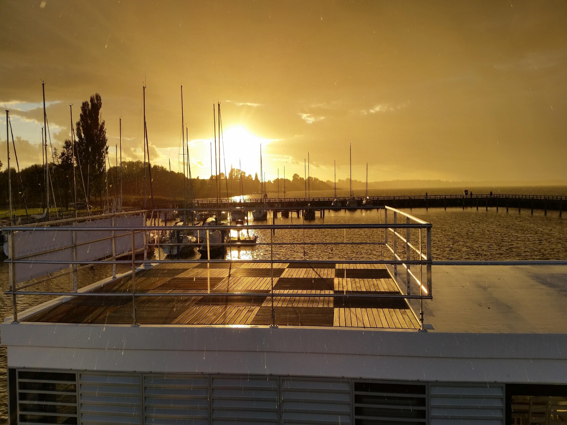 Floating House Rosi: unieke woonboot aan de Oostzee in Ribnitz-Damgarten - foto 19