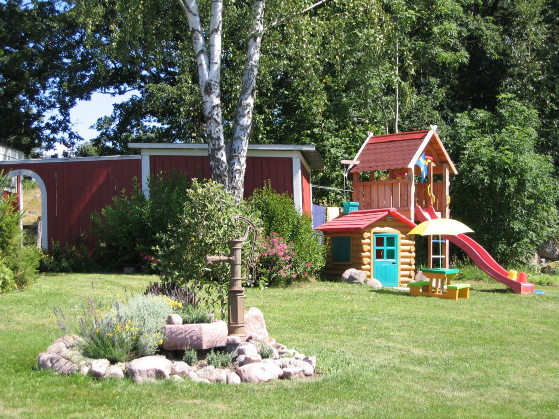 Ruim Zweeds vakantiehuis met sauna, speeltuin en bootjes aan het meer - foto 11