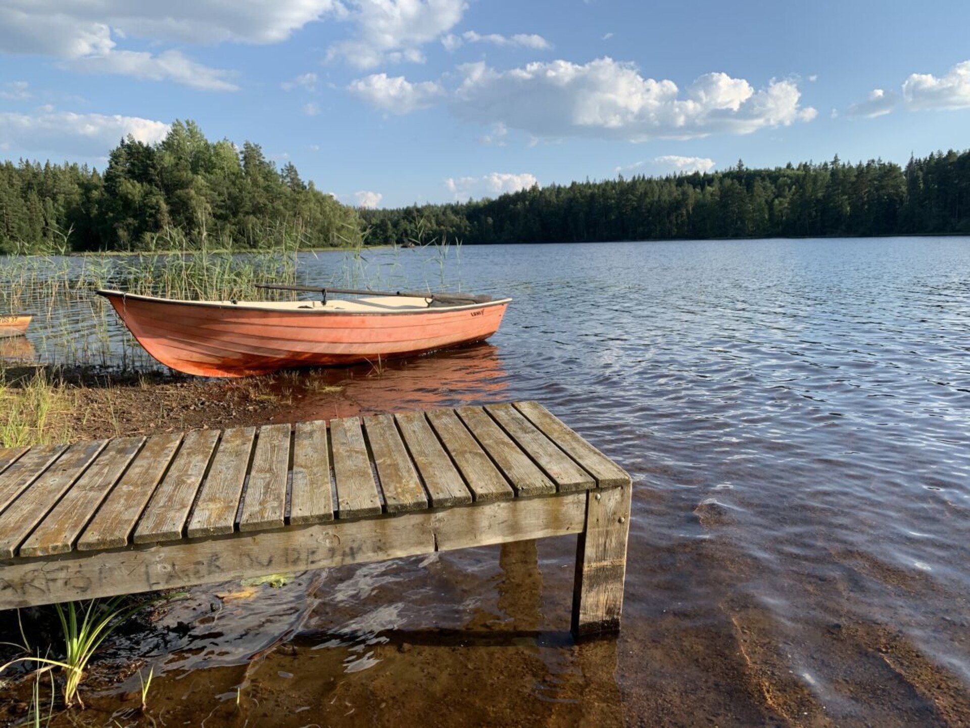 Ruim Zweeds vakantiehuis met sauna, speeltuin en bootjes aan het meer - foto 13
