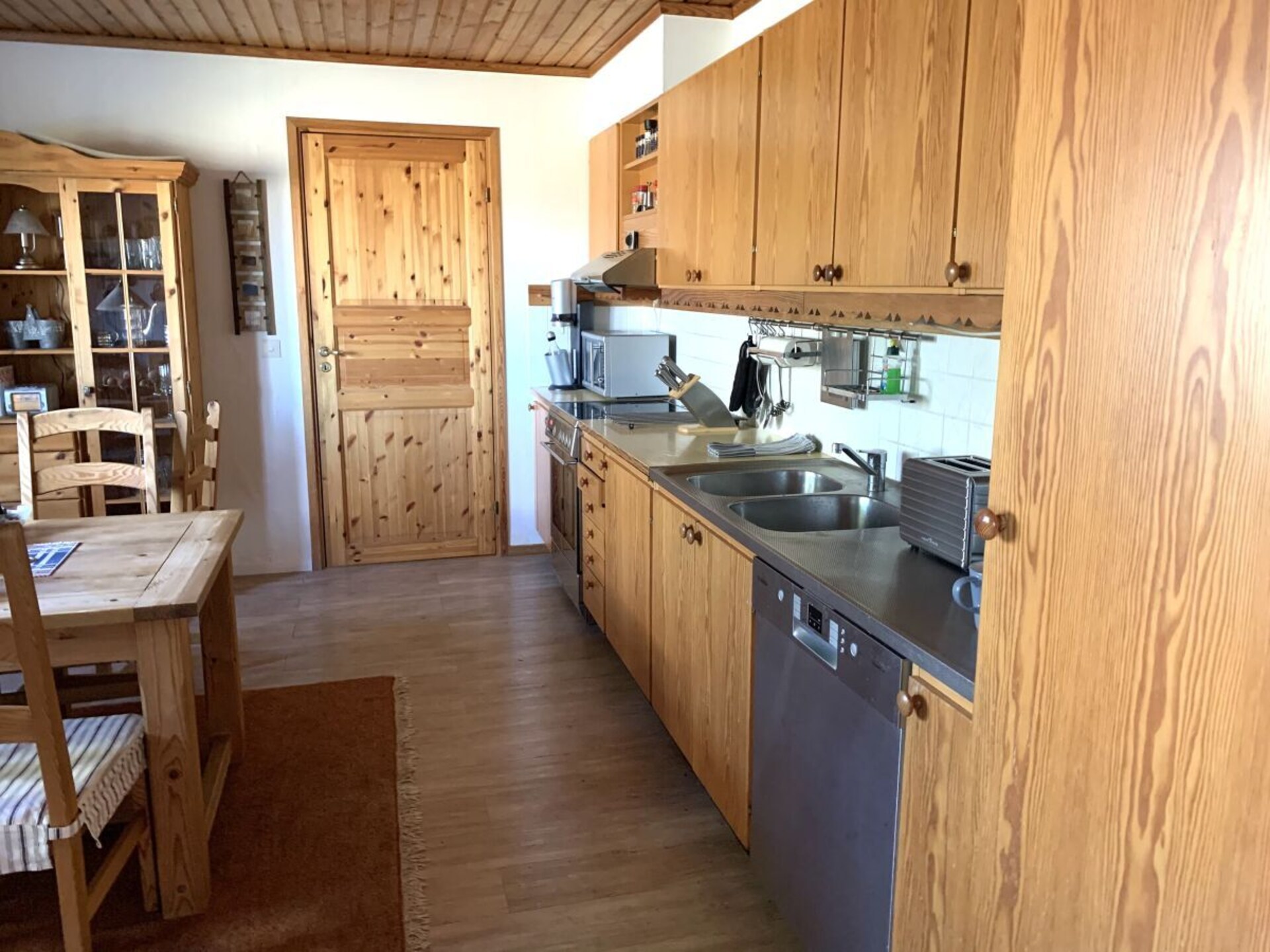 Ruim Zweeds vakantiehuis met sauna, speeltuin en bootjes aan het meer - foto 22