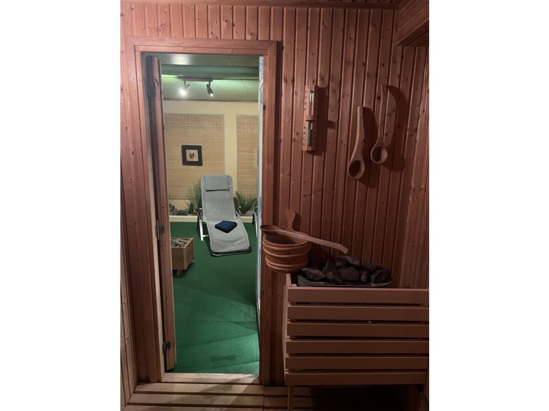 Ruim Zweeds vakantiehuis met sauna, speeltuin en bootjes aan het meer - foto 29