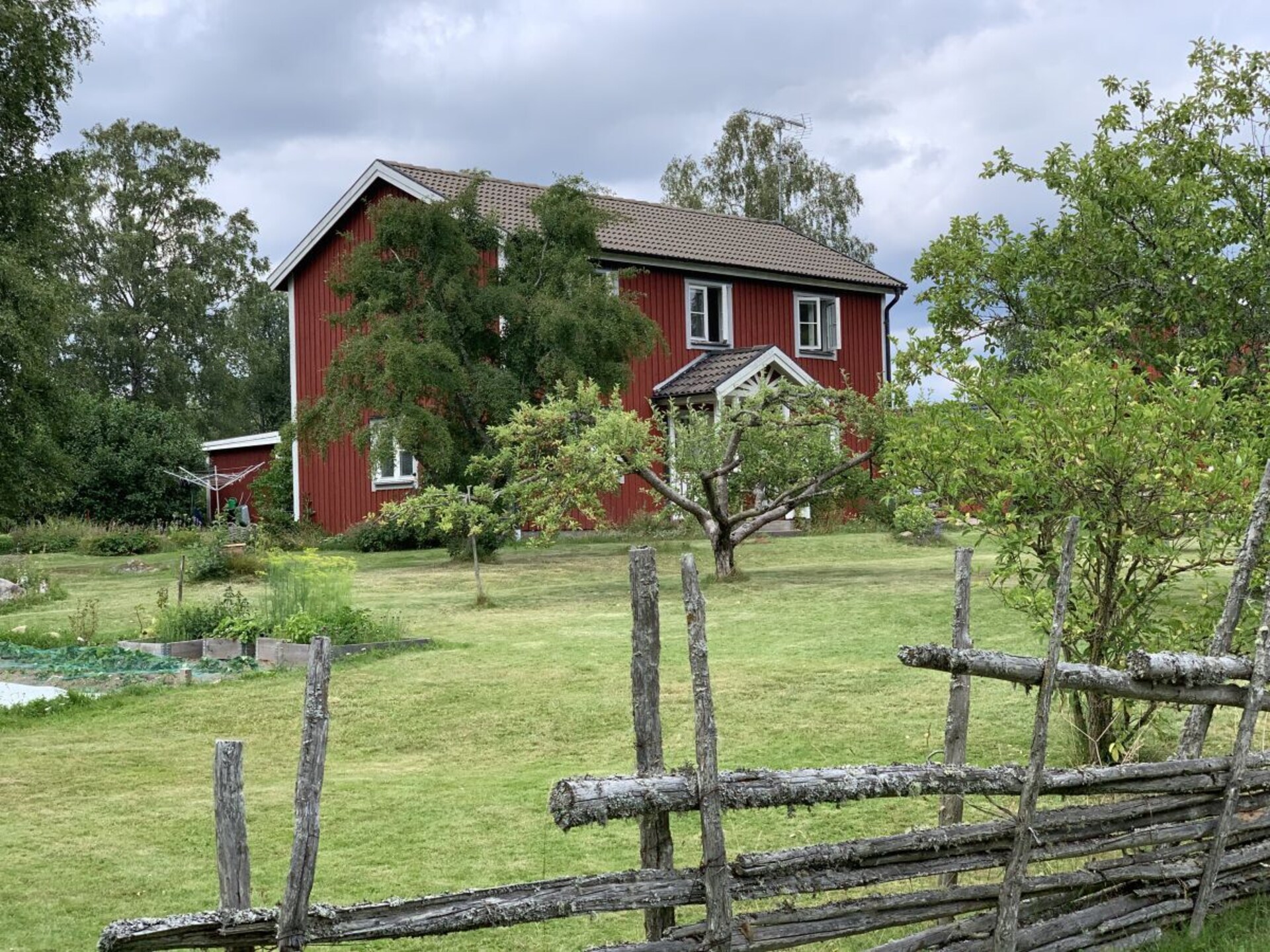 Ruim Zweeds vakantiehuis met sauna, speeltuin en bootjes aan het meer - foto 39