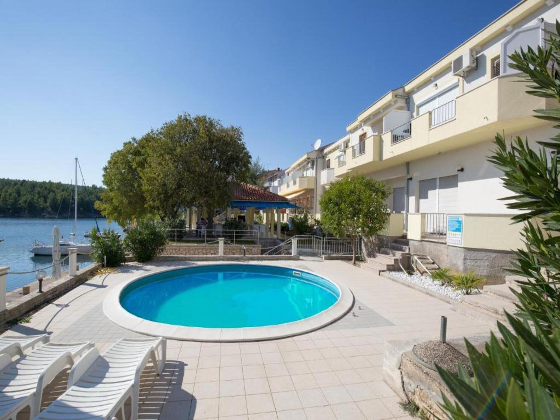 Op 300 m van het strand: appartement met privézwembad in Obrovac - foto 21