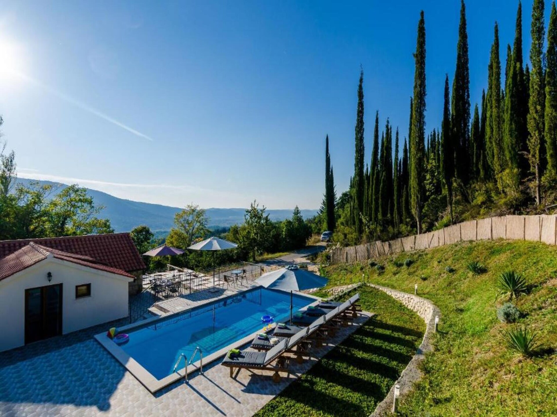 Villa Luciano in Gruda: privézwembad en weids uitzicht op bergen en rivier - foto 13