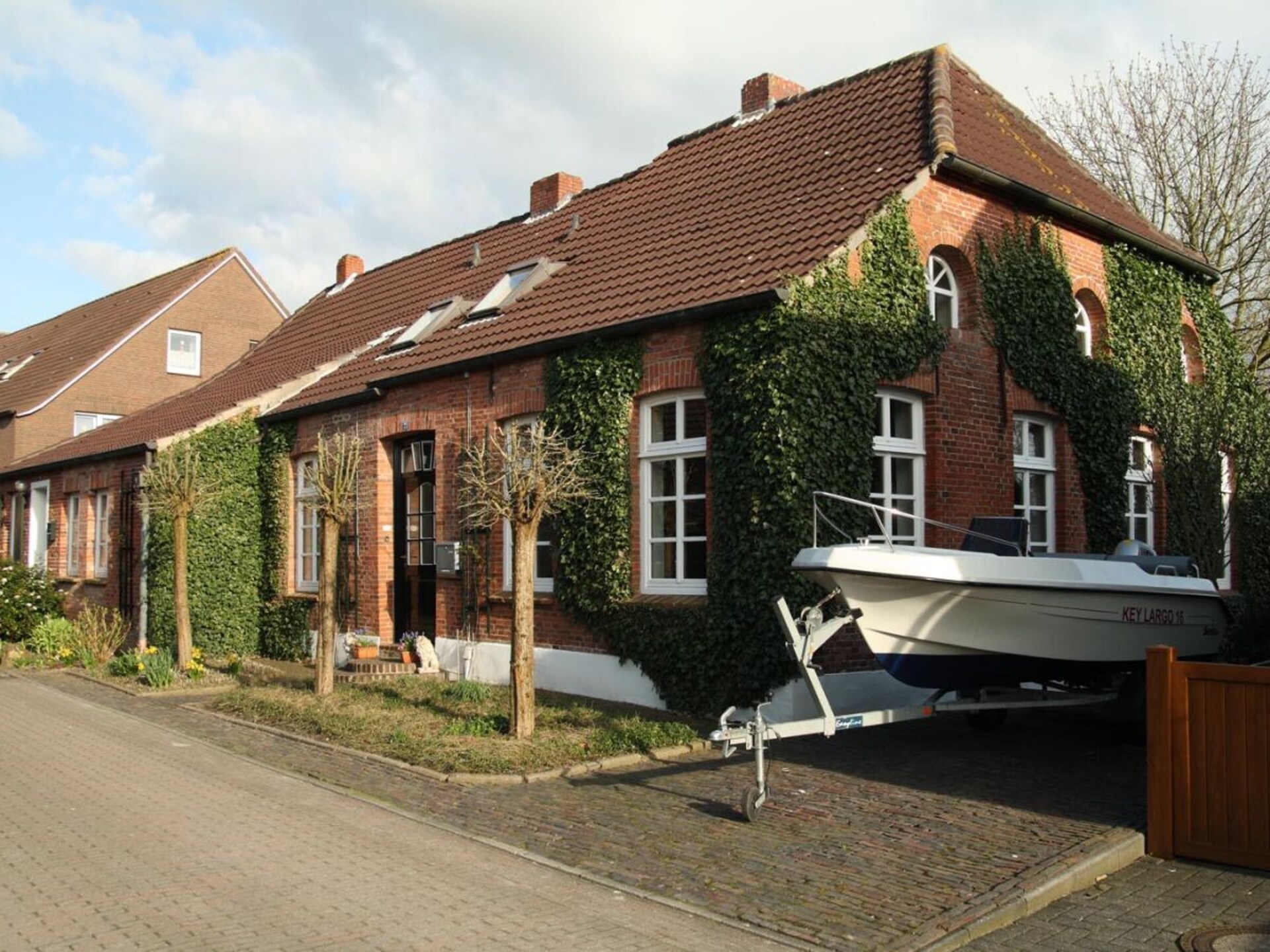 Historisch vakantiehuis met sauna aan het kanaal bij Hinte - foto 1