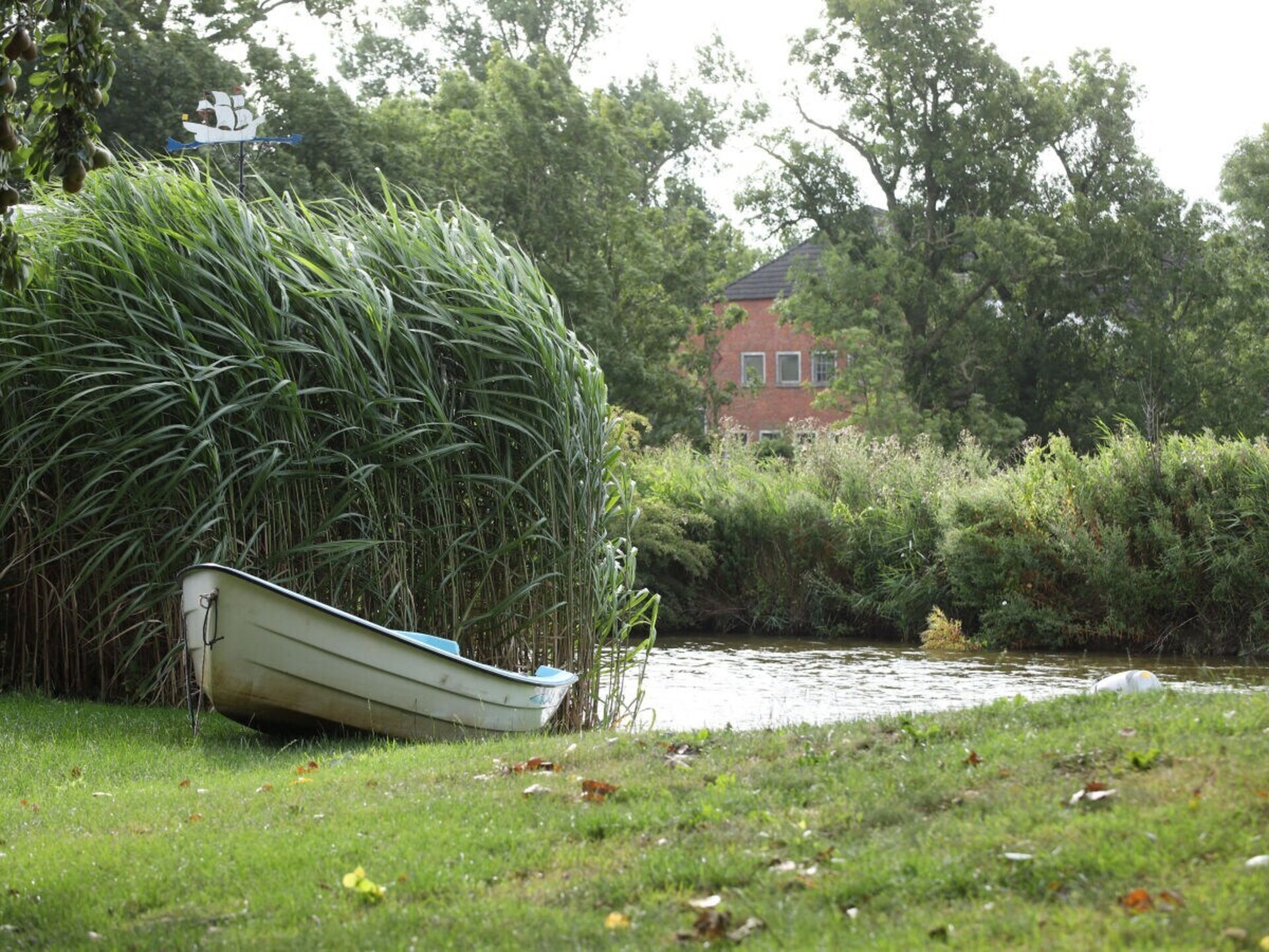 Historisch vakantiehuis met sauna aan het kanaal bij Hinte - foto 3