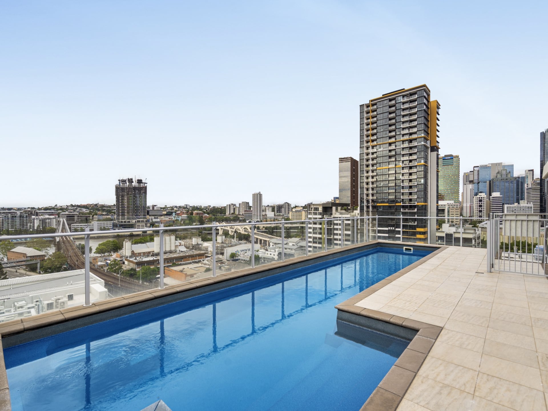 Modern appartement met 2 slaapkamers en dakterraszwembad in South Brisbane - foto 3