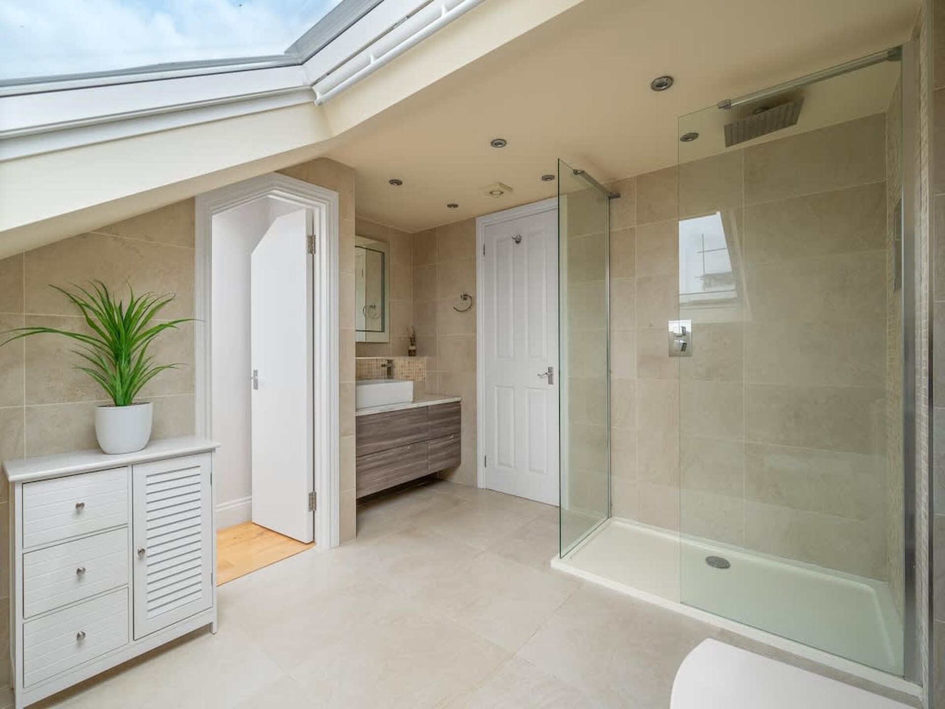 Ruim 3-slaapkamerappartement aan de Theems in Kingston upon Thames - foto 16