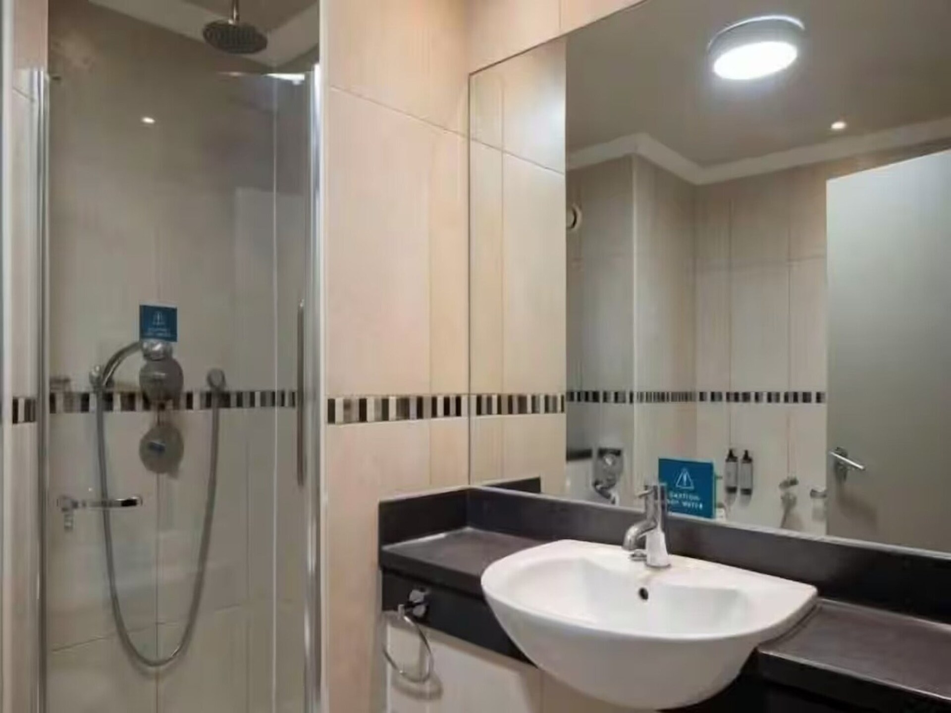Modern comfort in South Croydon: Standard King Room - foto 20