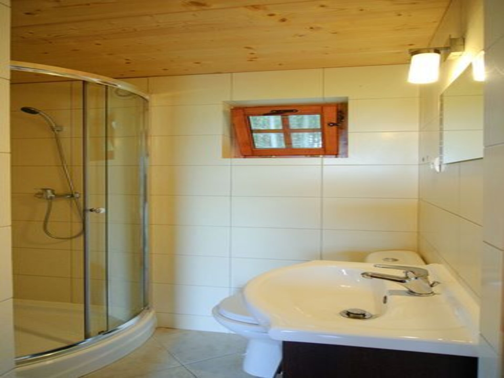 Knus vakantiehuis voor 4 op een groen park, 350 meter van het meer in Kasjoebië - foto 7