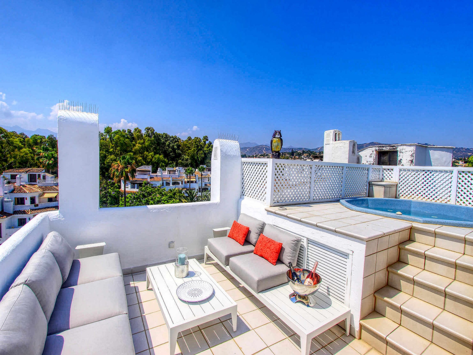 Luxe strandappartement met jacuzzi in Golden Beach, Marbella - foto 34