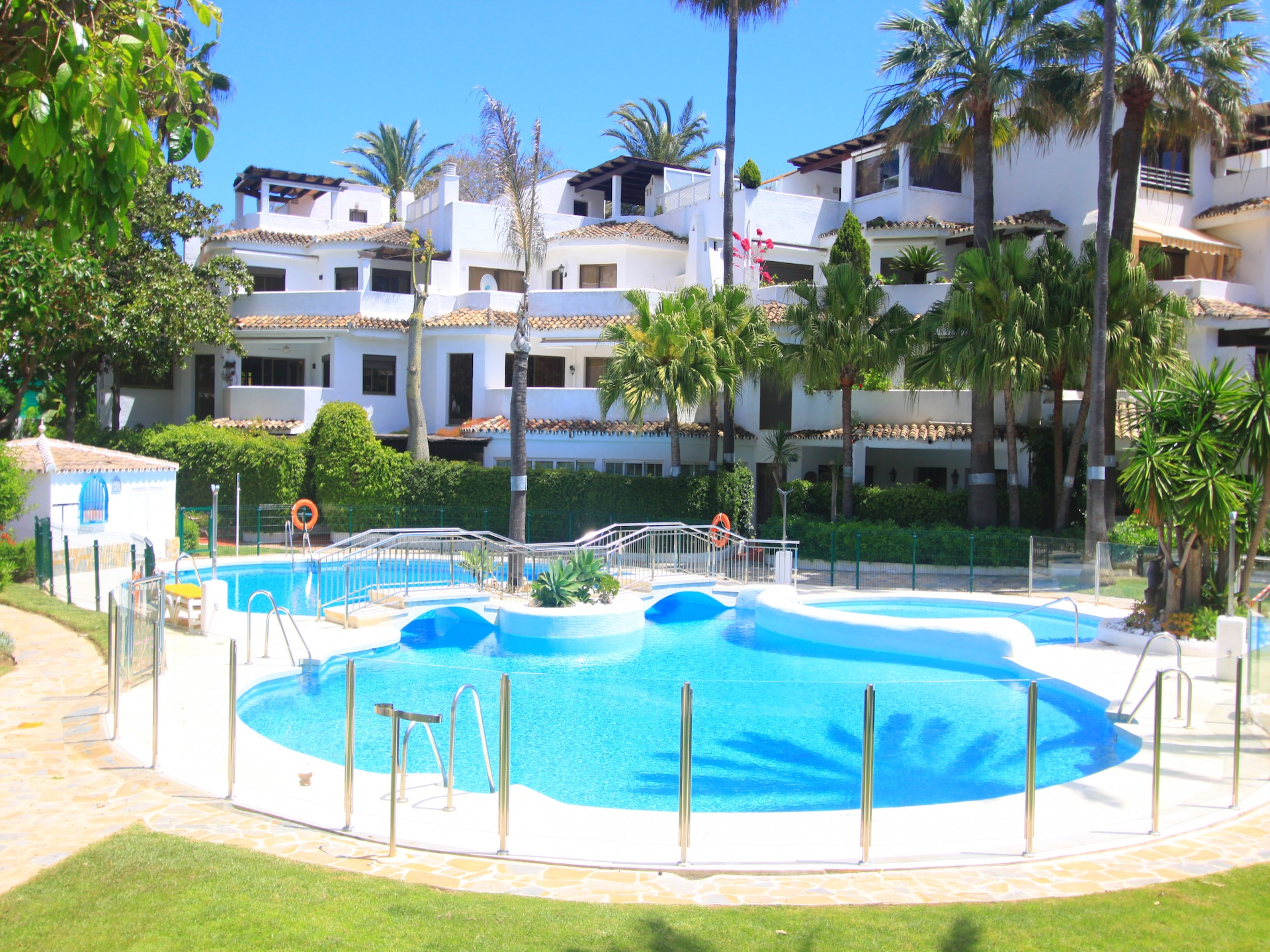 Luxe strandappartement met jacuzzi in Golden Beach, Marbella - foto 12