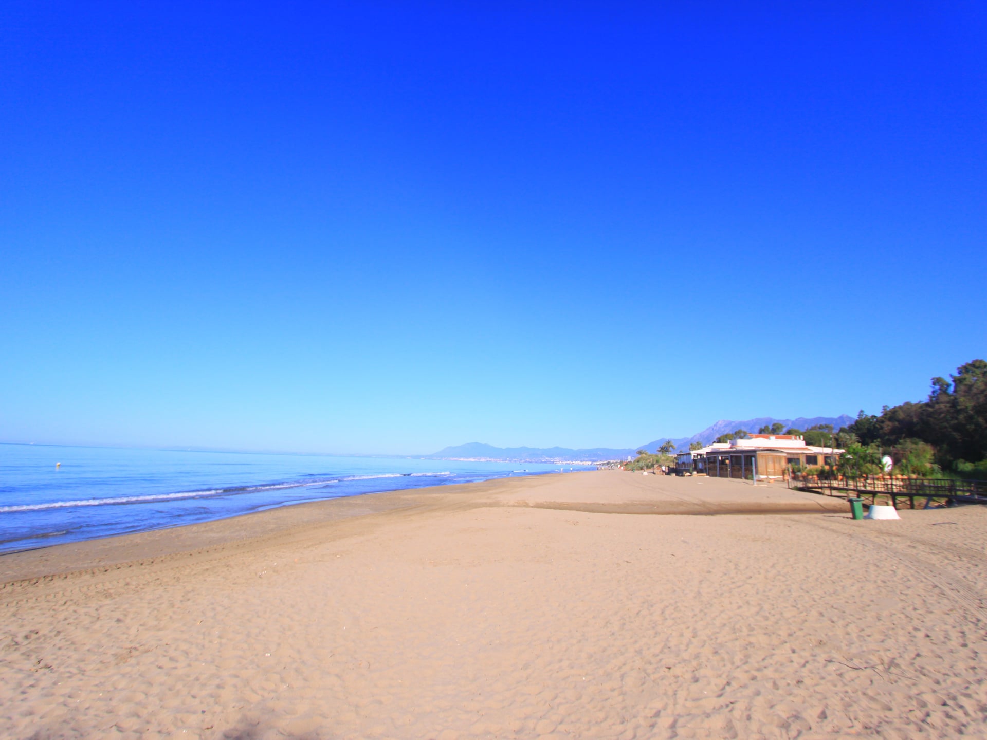 Luxe strandappartement met jacuzzi in Golden Beach, Marbella - foto 40
