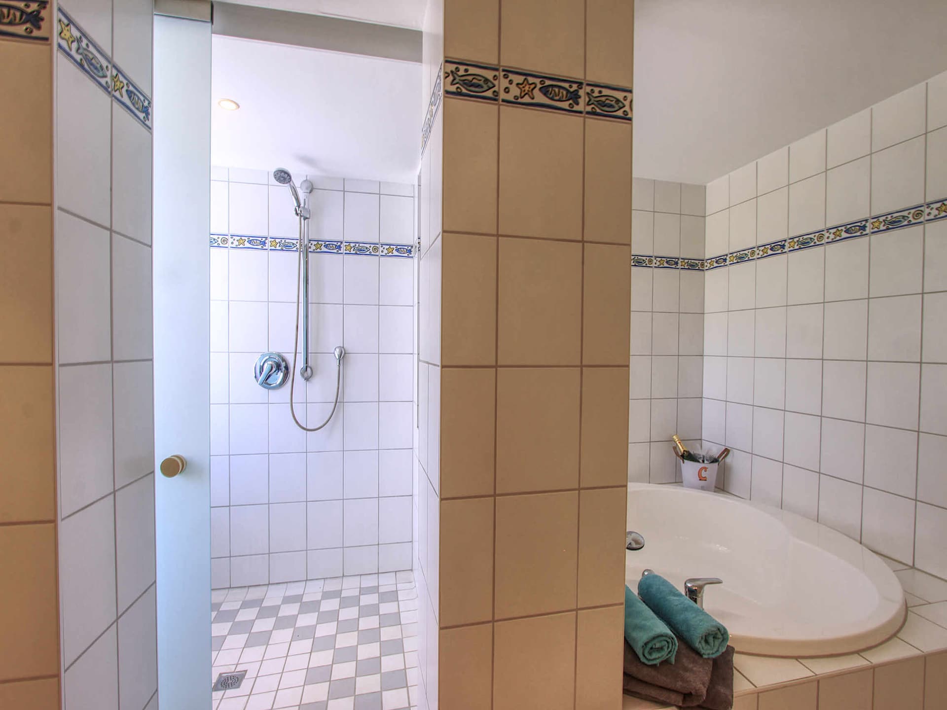 Luxe strandappartement met jacuzzi in Golden Beach, Marbella - foto 31