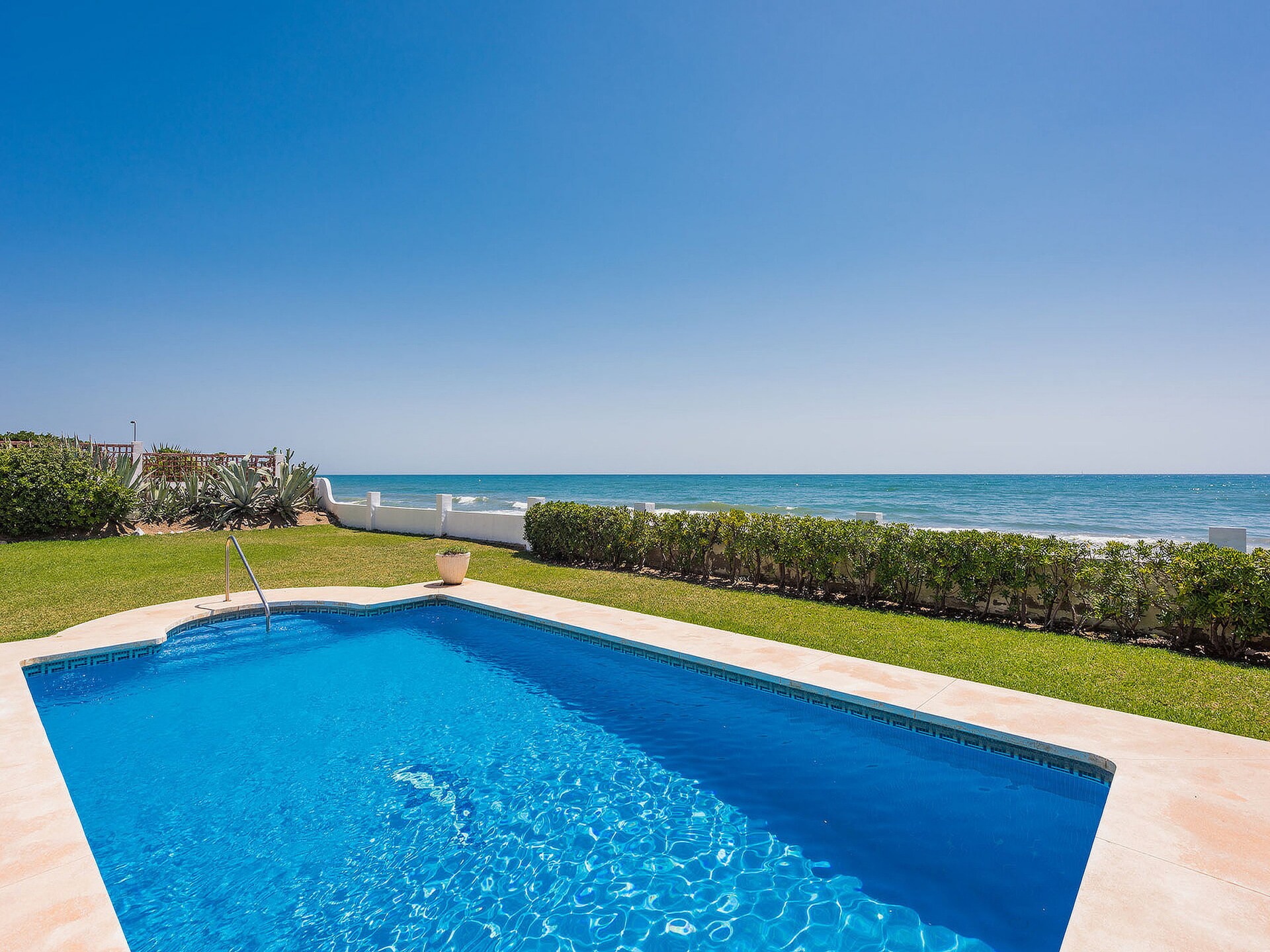 Beachfront Villa Marbesa: direct aan zee met privézwembad en uitzicht op Gibraltar - foto 1