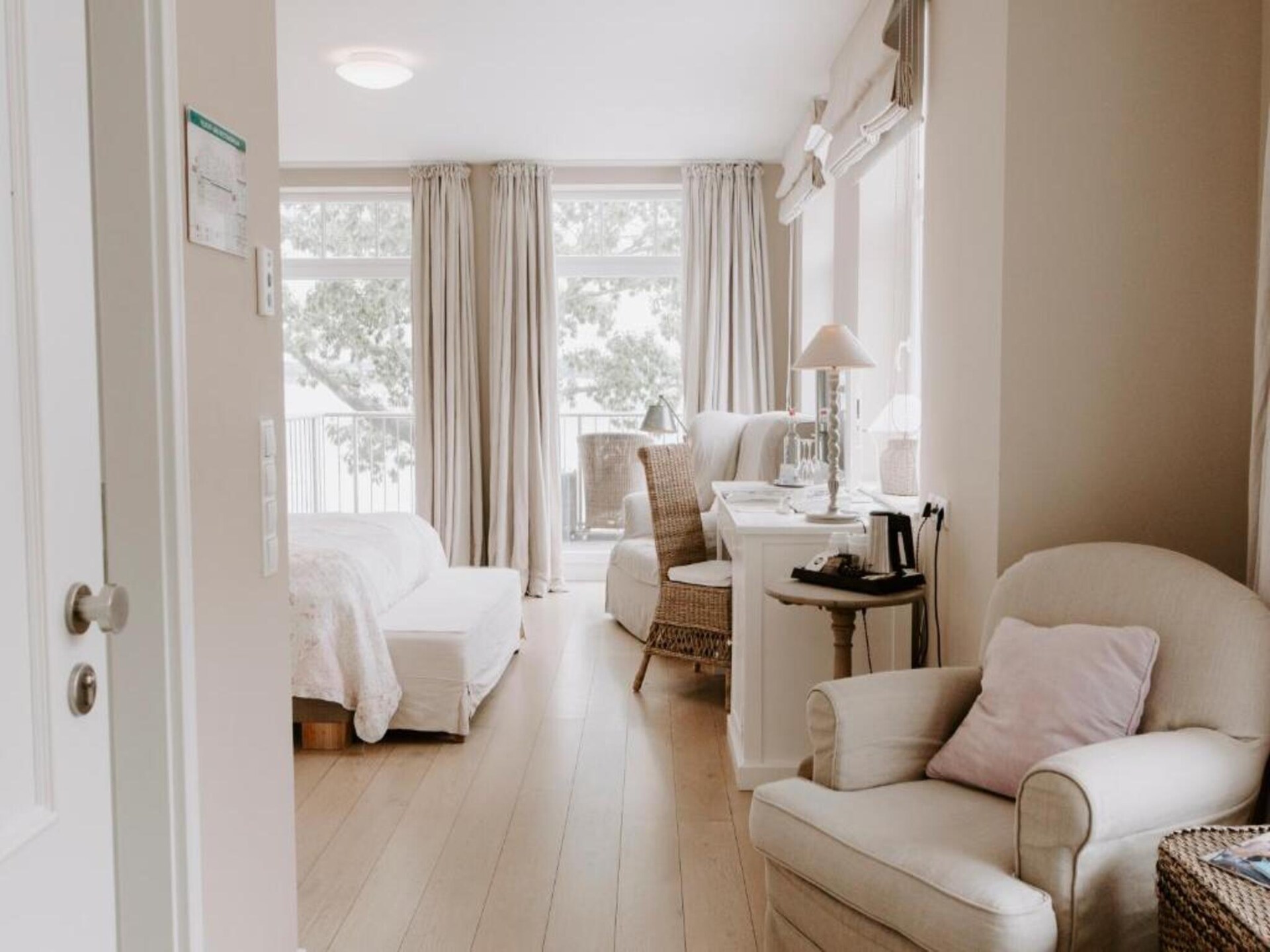 Corner Junior Suite Sea Side: Luxe hoeksuite met panoramisch zee- en meerzicht - foto 11