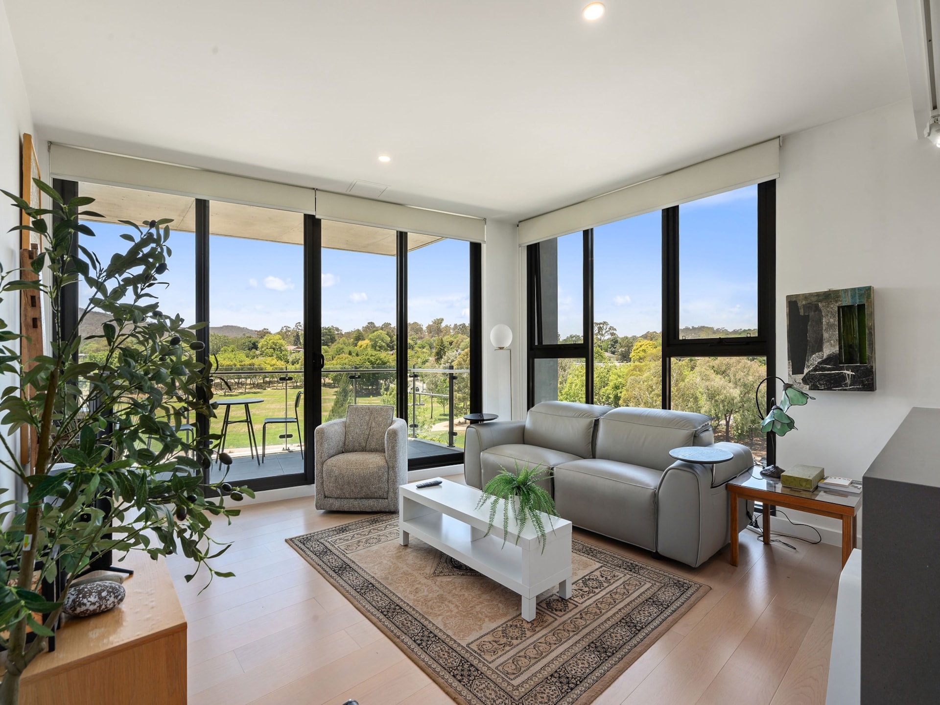Stijlvol appartement met 2 slaapkamers, balkon en uitzicht op Mount Ainslie - foto 3