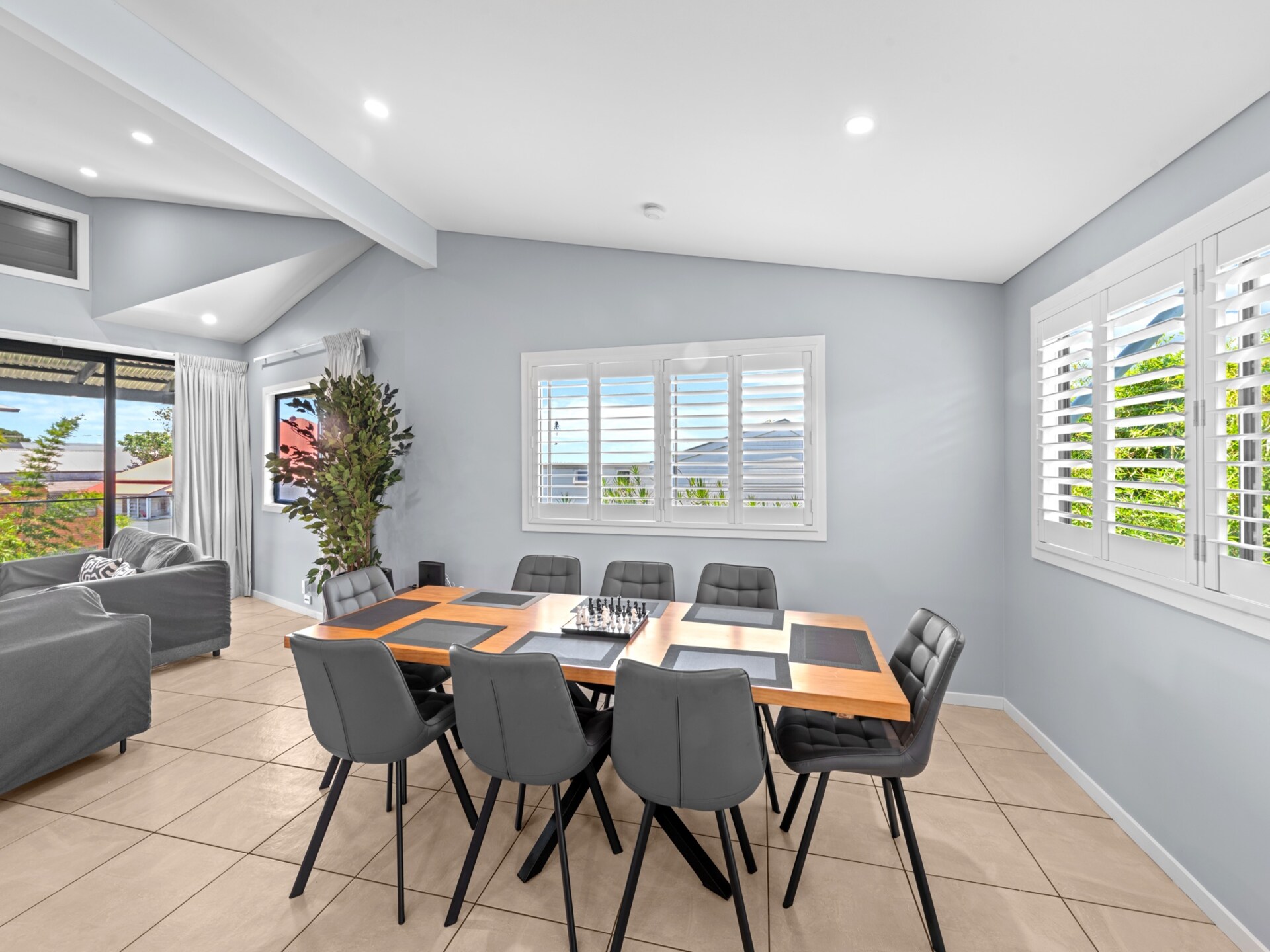 Licht strandhuis met privézwembad en oceaanzicht in Sandgate - foto 13