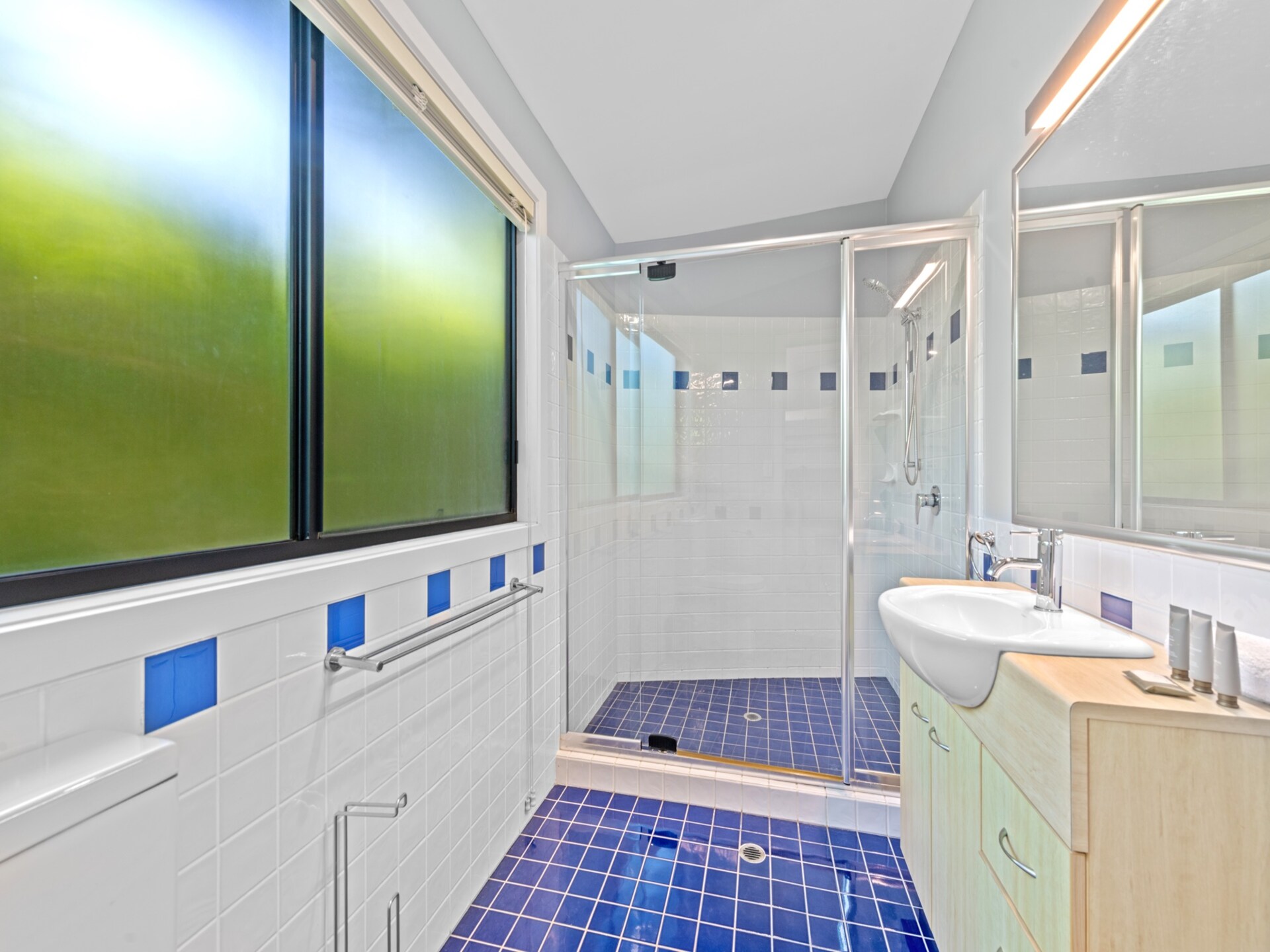 Licht strandhuis met privézwembad en oceaanzicht in Sandgate - foto 19