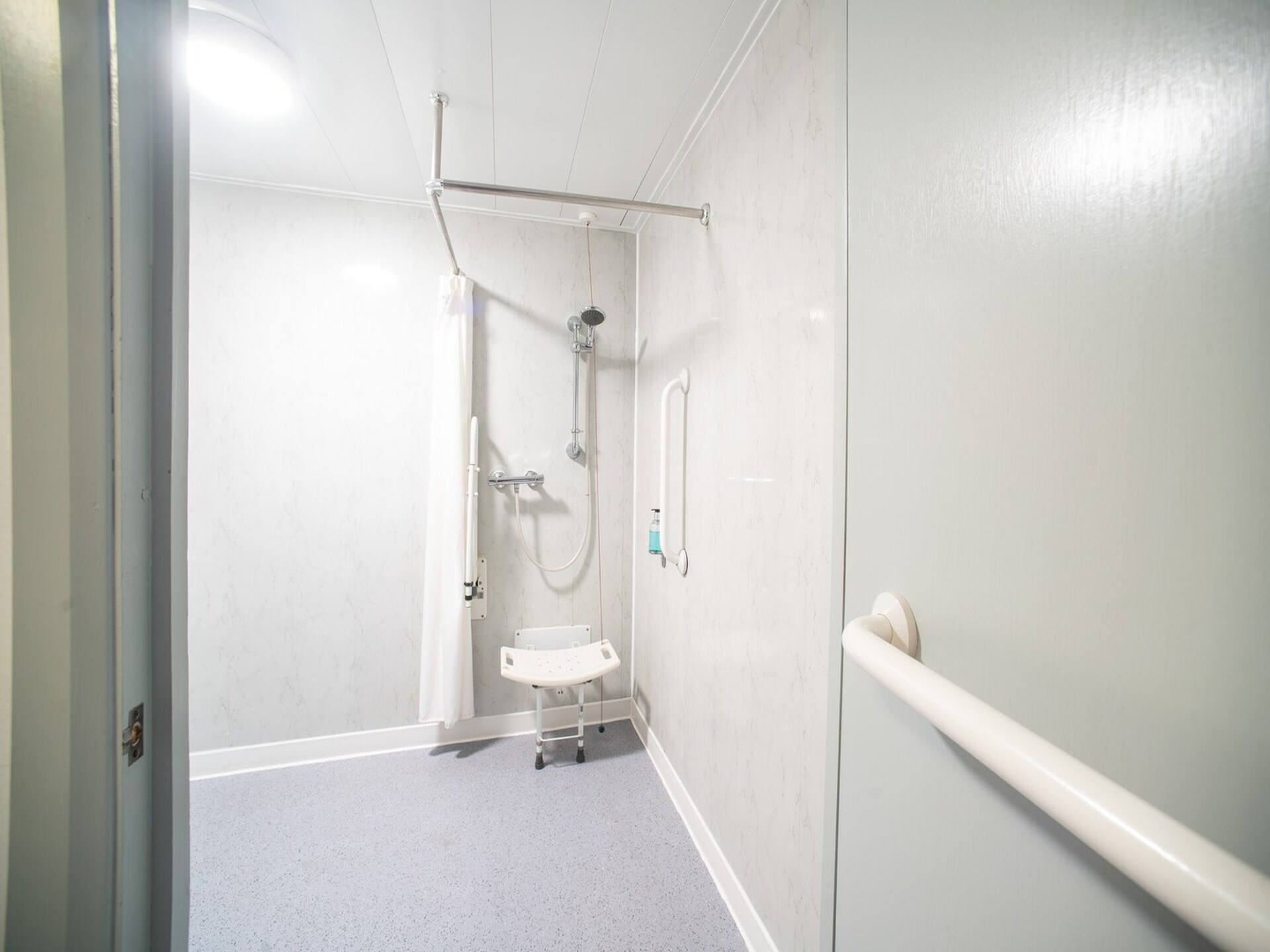 Comfortabele tweepersoonskamer nabij station Luton en luchthaven - foto 19
