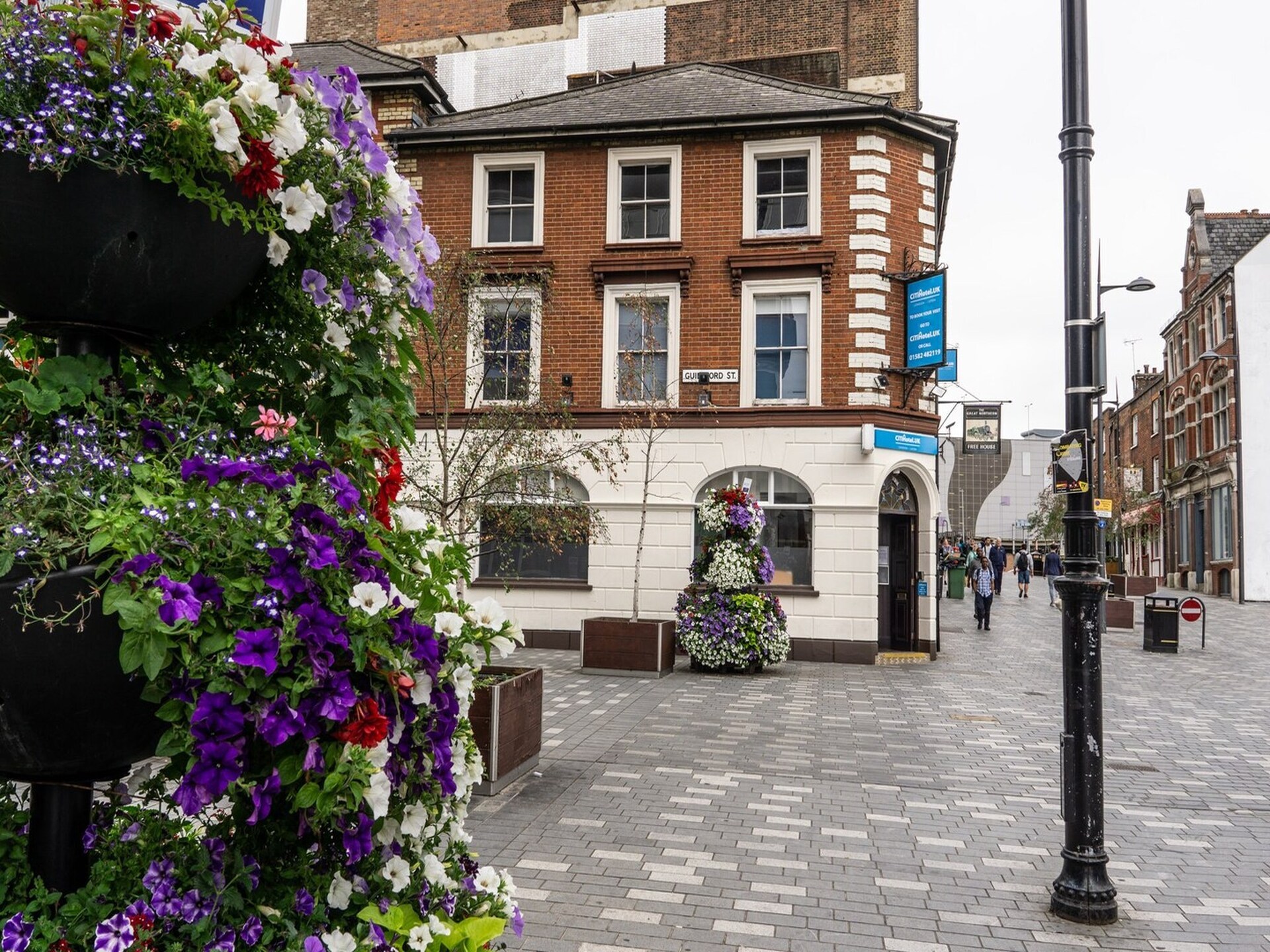 Compacte tweepersoonskamer bij Luton Airport en station - foto 2