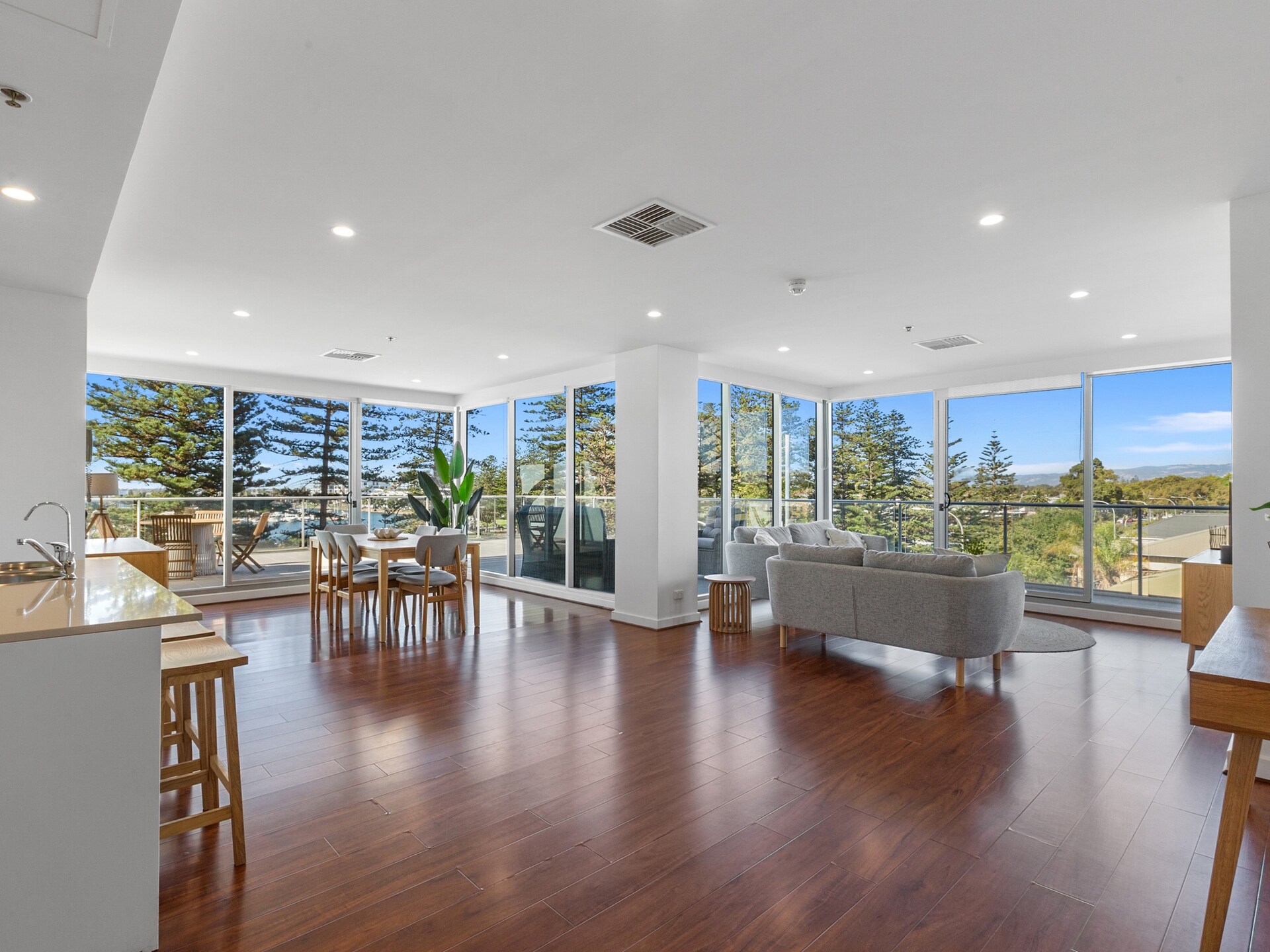 Ruim appartement in Glenelg met privéterras en jachthavizicht - foto 5