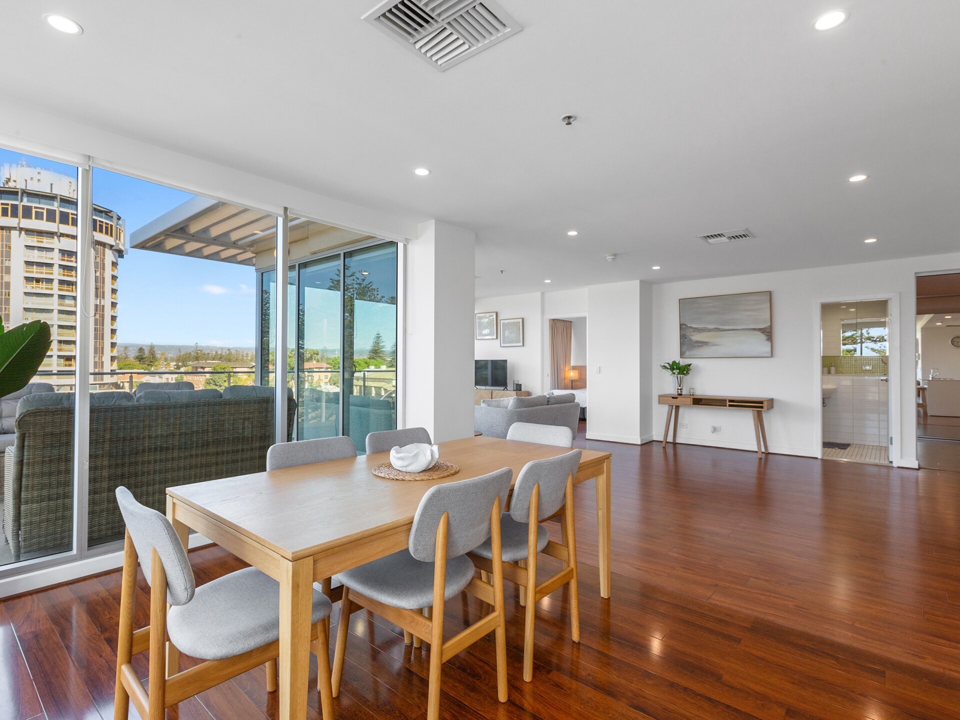 Ruim appartement in Glenelg met privéterras en jachthavizicht - foto 6