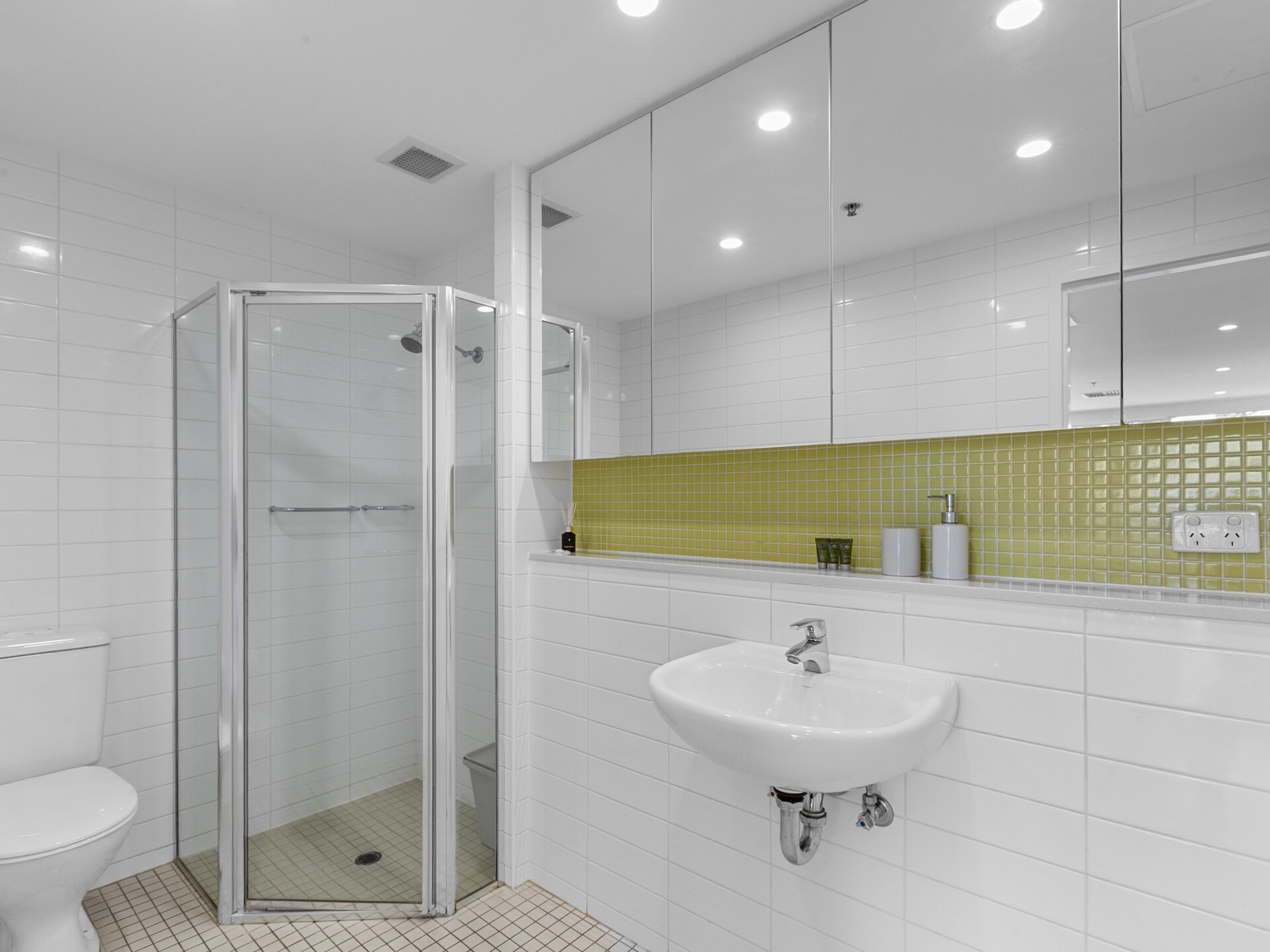 Ruim appartement in Glenelg met privéterras en jachthavizicht - foto 11