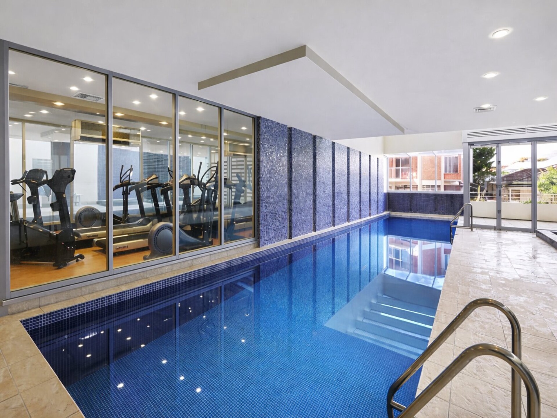 Ruim appartement in Glenelg met privéterras en jachthavizicht - foto 13