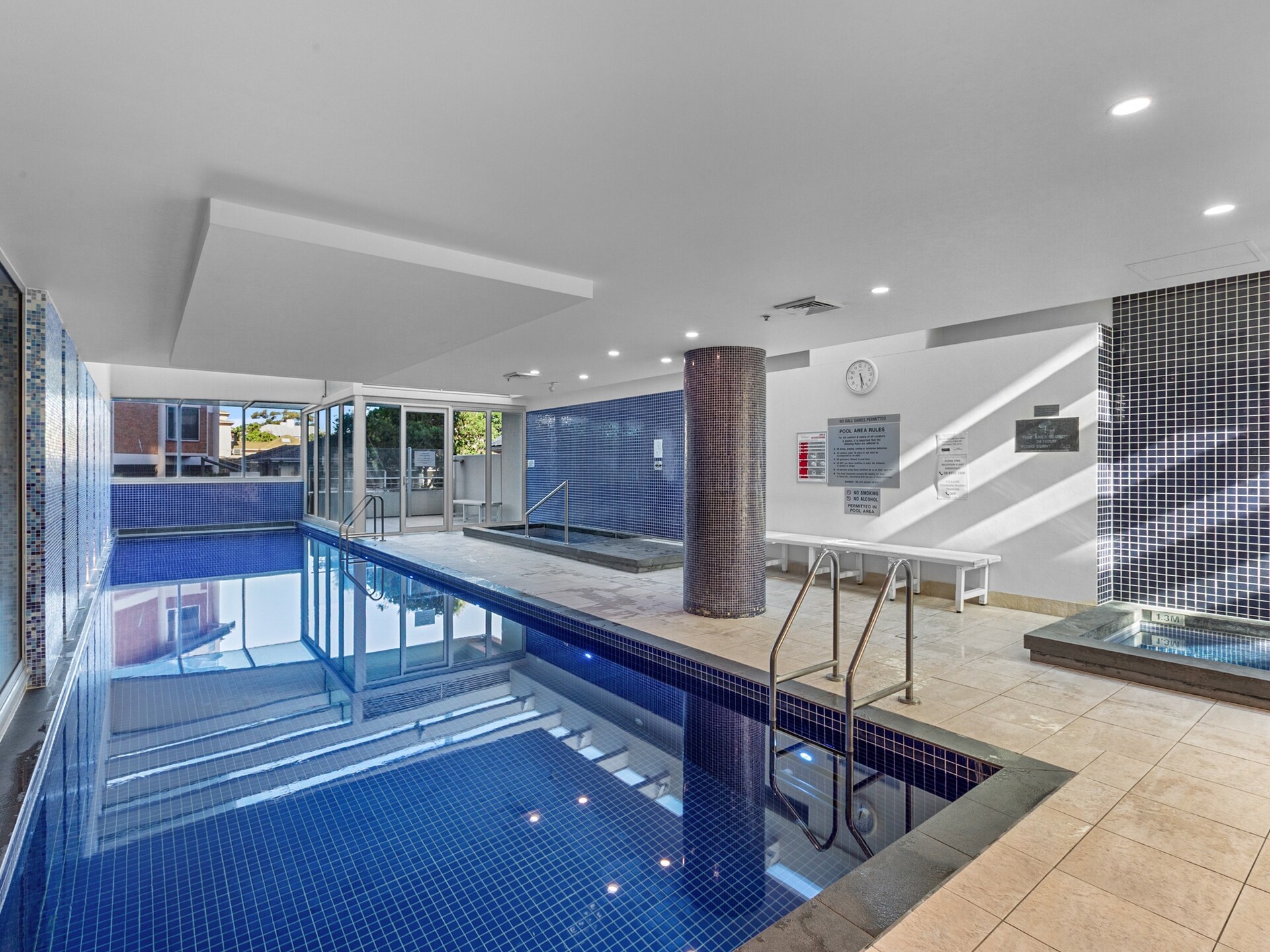 Ruim appartement in Glenelg met privéterras en jachthavizicht - foto 14
