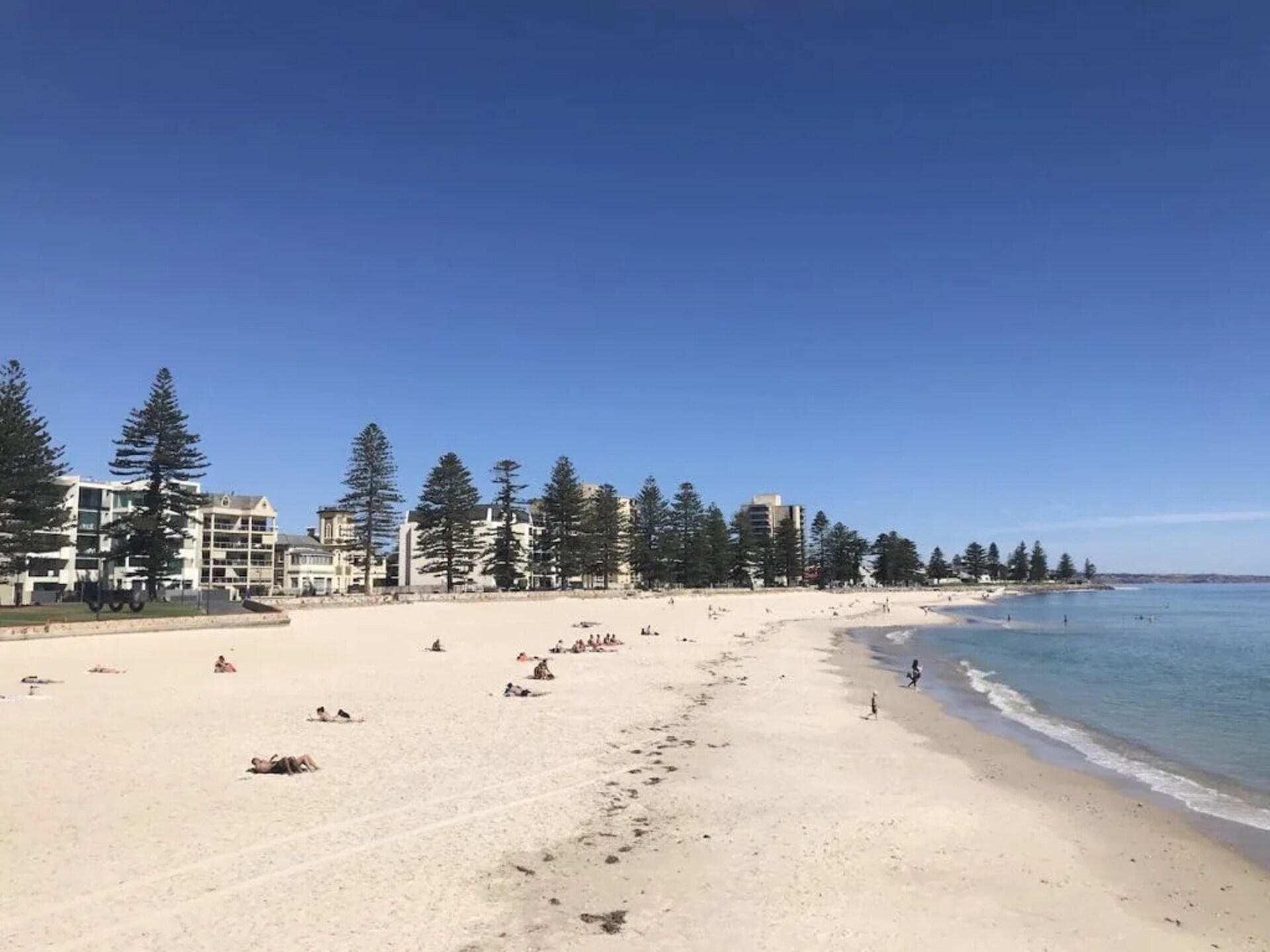 Ruim appartement in Glenelg met privéterras en jachthavizicht - foto 18