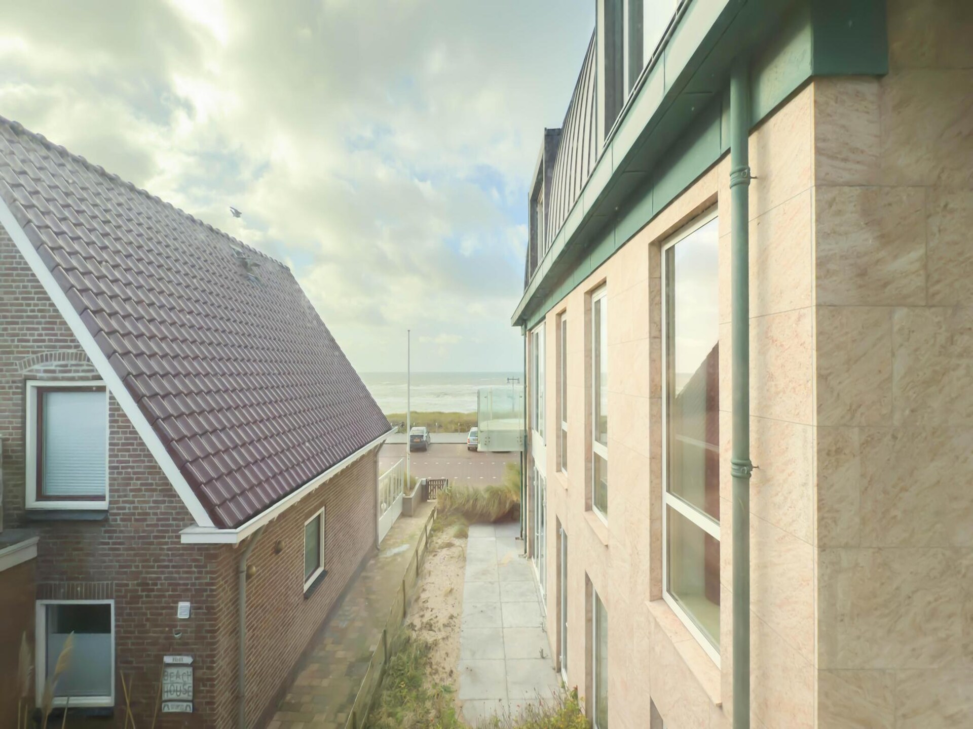 Maanlicht: licht vakantiehuis aan de boulevard van Egmond aan Zee - foto 15