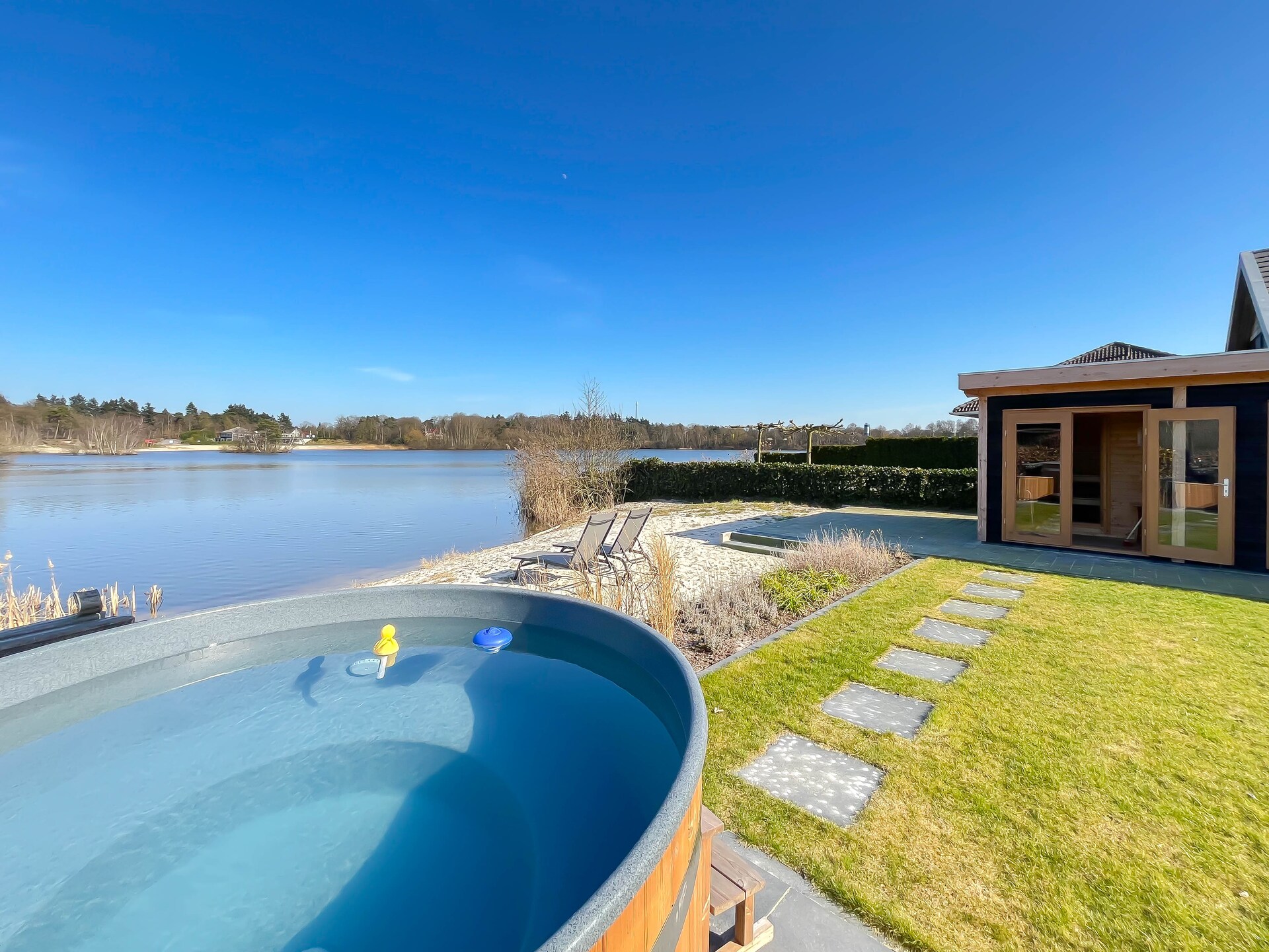 Wellnessvilla Torenvalk: privéstrand, sauna en jacuzzi aan recreatiemeer - foto 35