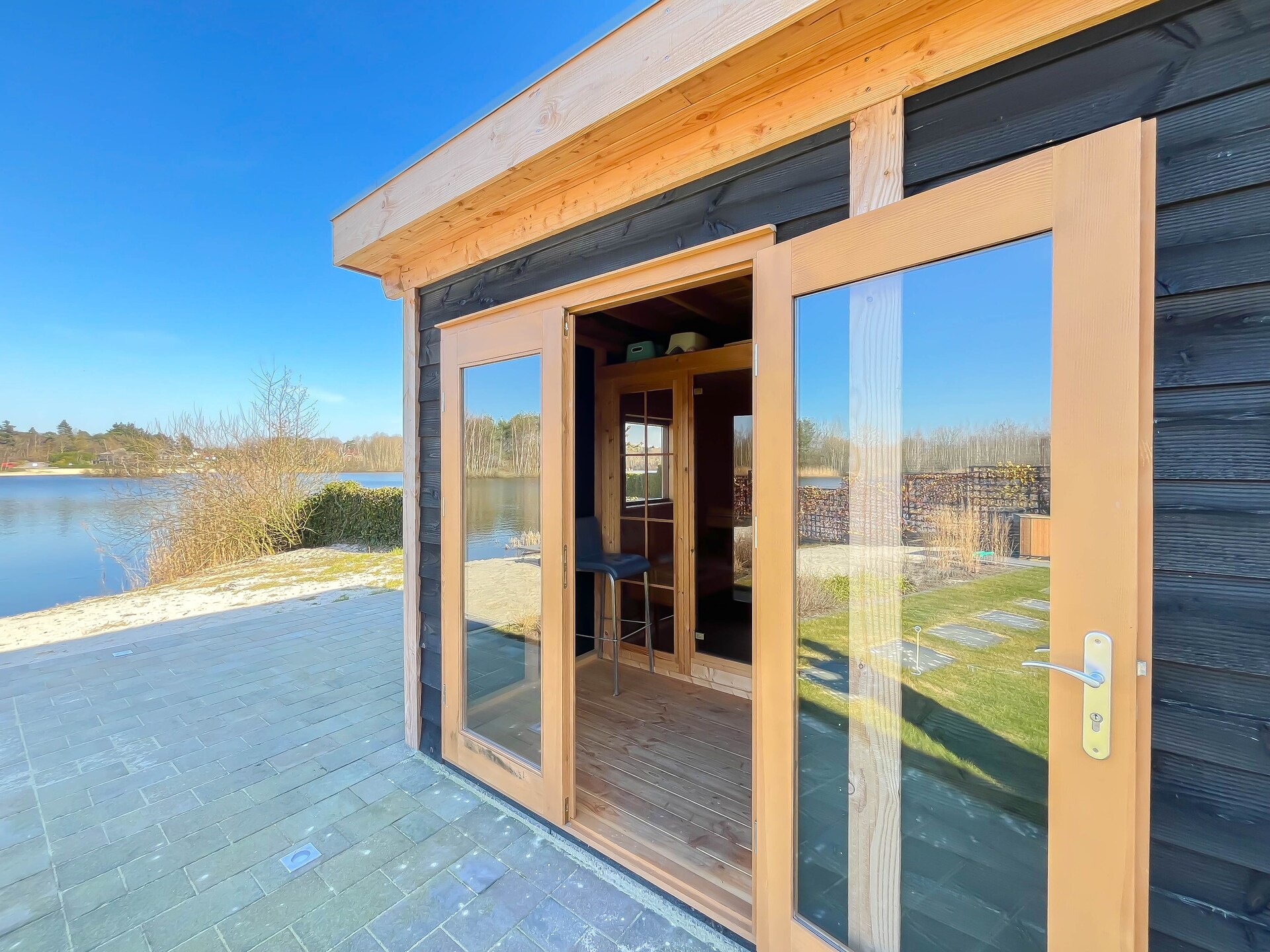 Wellnessvilla Torenvalk: privéstrand, sauna en jacuzzi aan recreatiemeer - foto 7