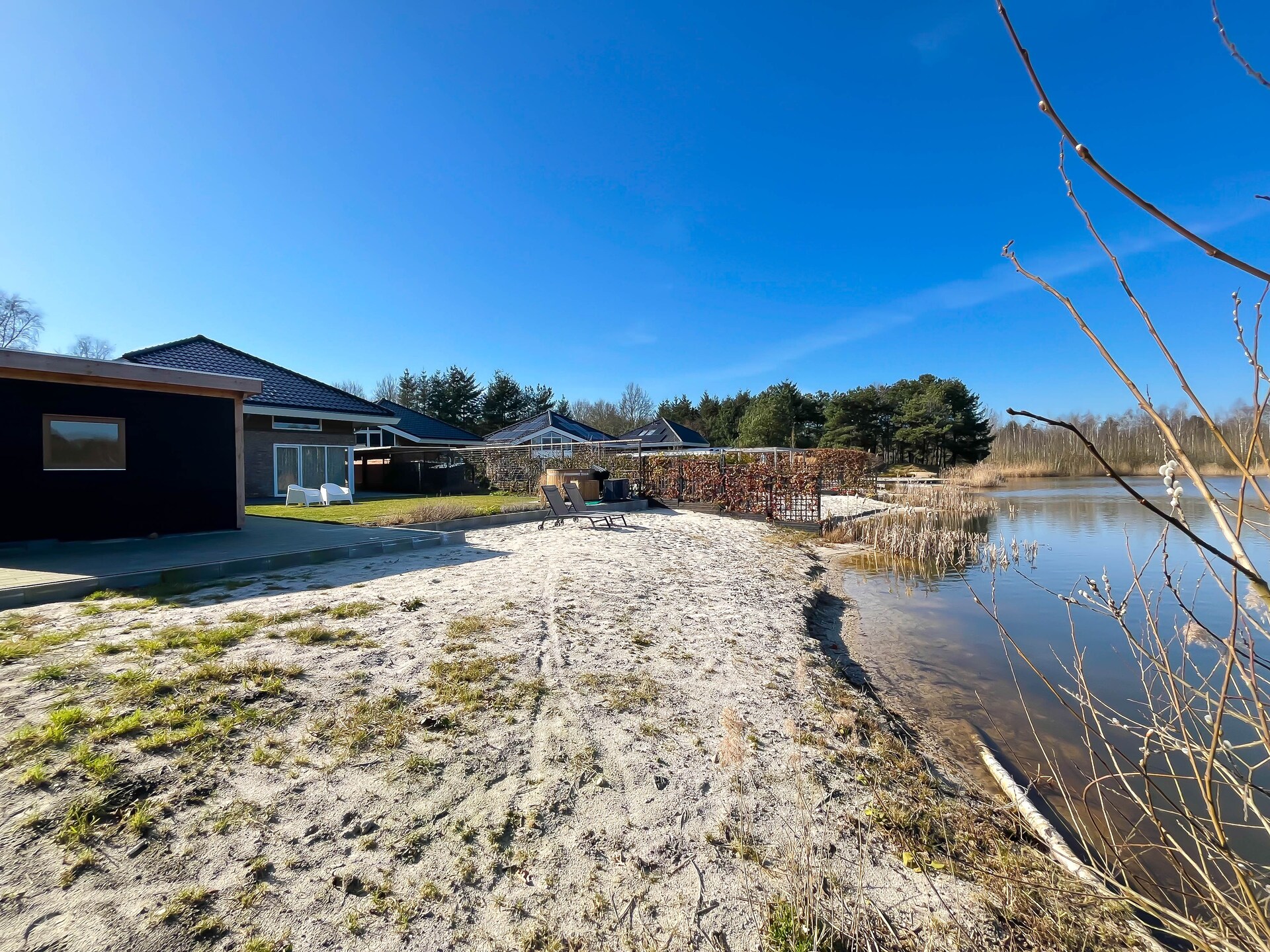 Wellnessvilla Torenvalk: privéstrand, sauna en jacuzzi aan recreatiemeer - foto 6