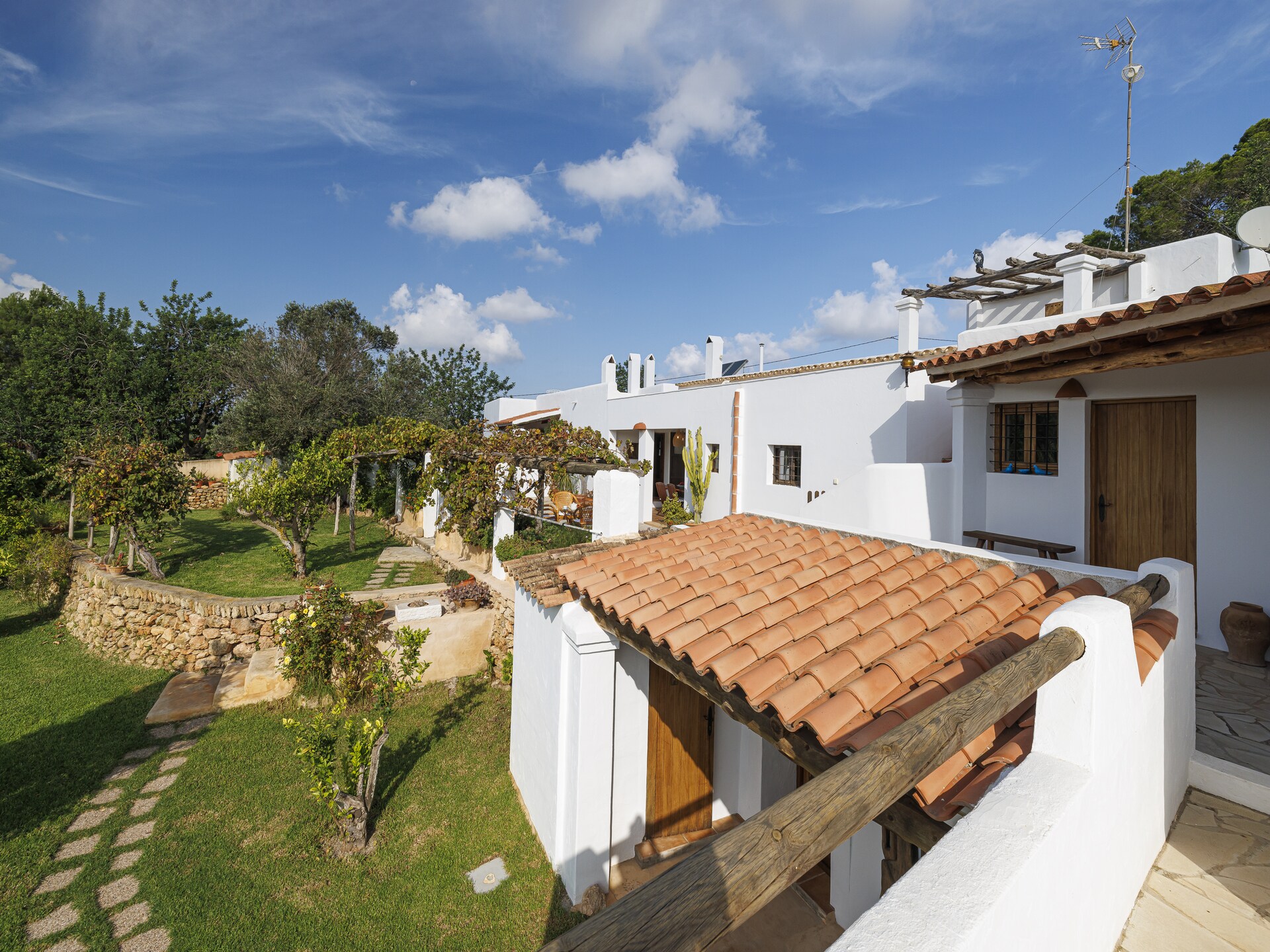 Authentieke Ibiziaanse villa met privézwembad en weids valleizicht in Benimussa - foto 35