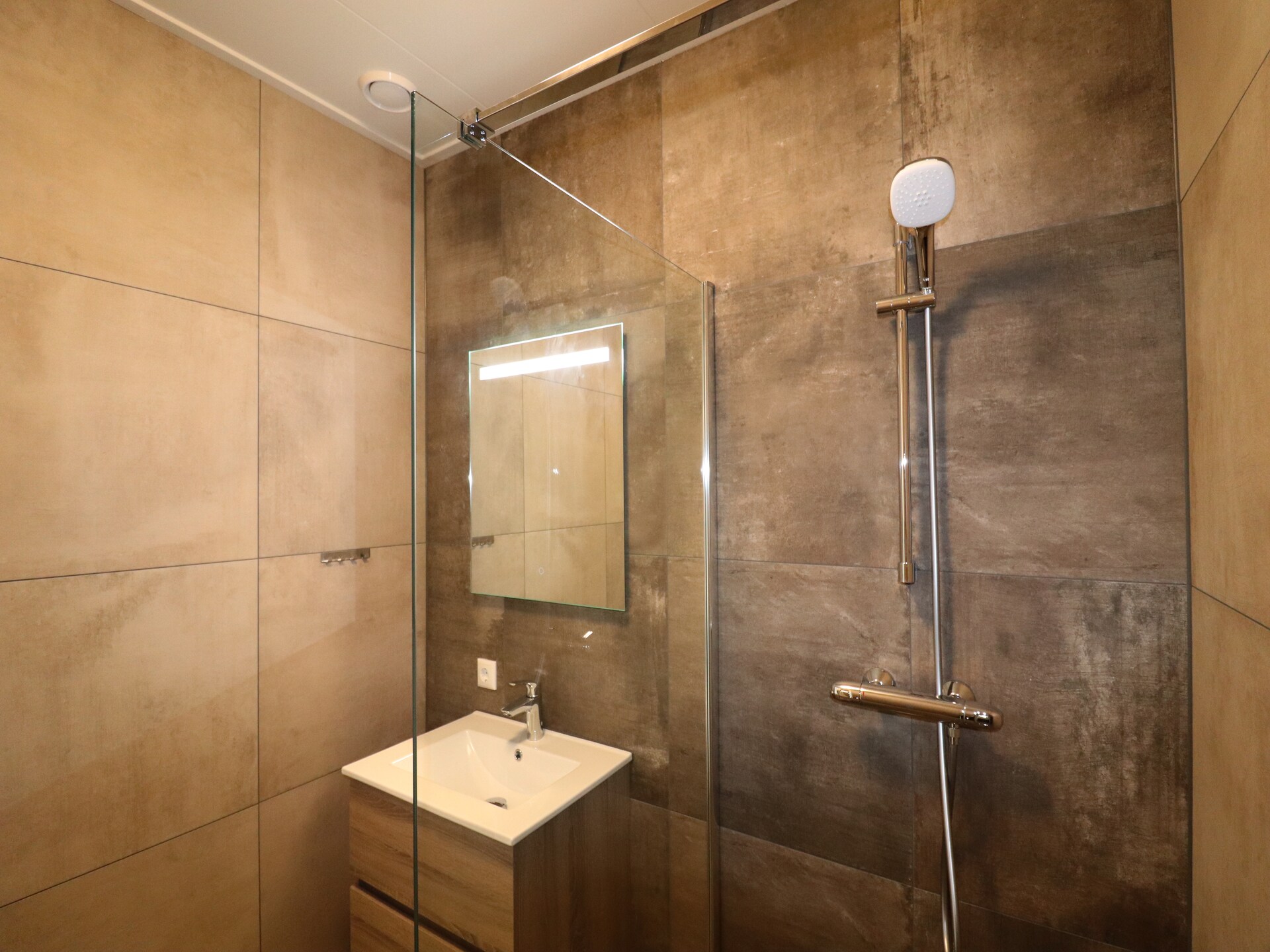 Moderne villa op het Friese platteland met golfbaan en laadpalen - foto 8