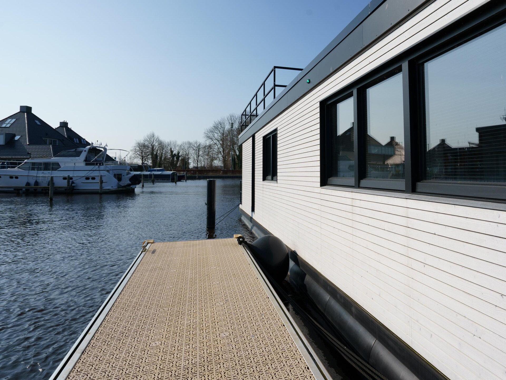 Woonboot Meerzicht: sfeervol vakantieverblijf aan het water in Friesland - foto 16