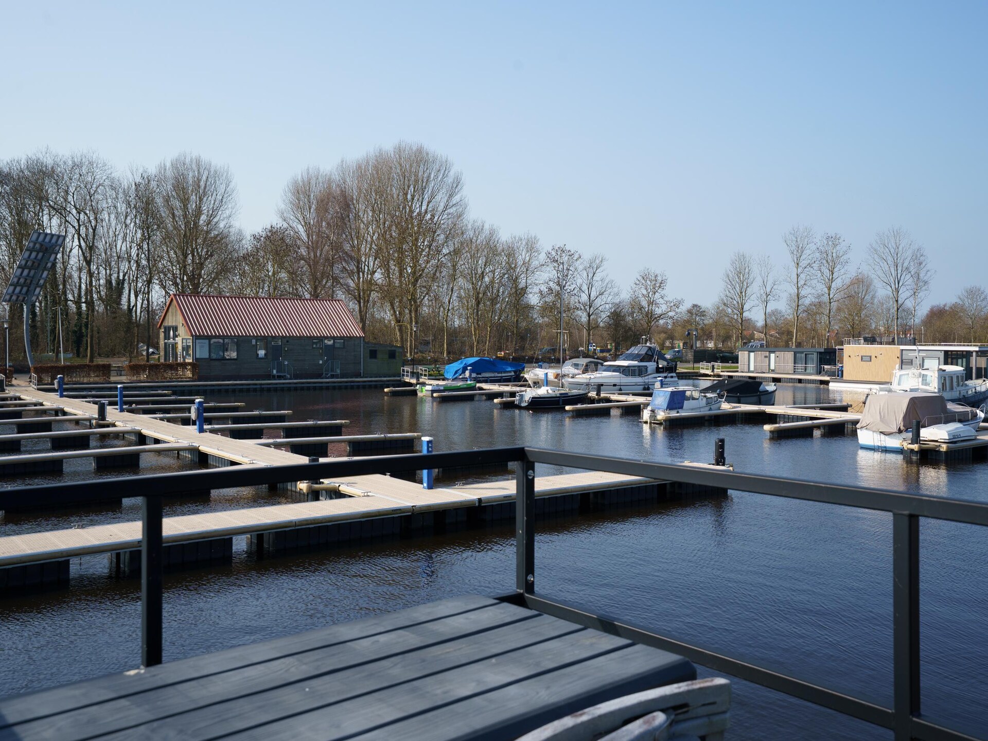 Woonboot Meerzicht: sfeervol vakantieverblijf aan het water in Friesland - foto 19