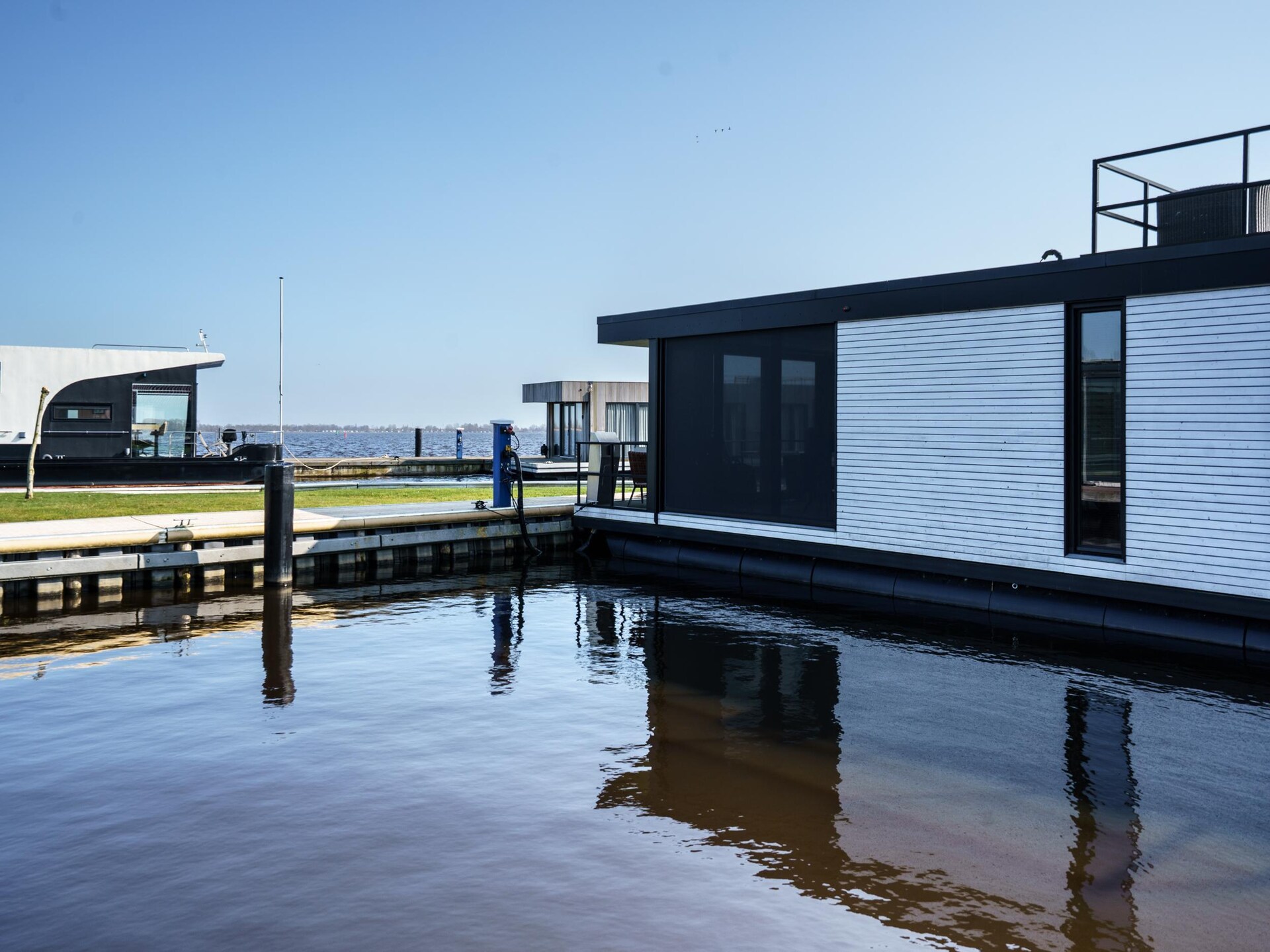 Woonboot Meerzicht: sfeervol vakantieverblijf aan het water in Friesland - foto 7