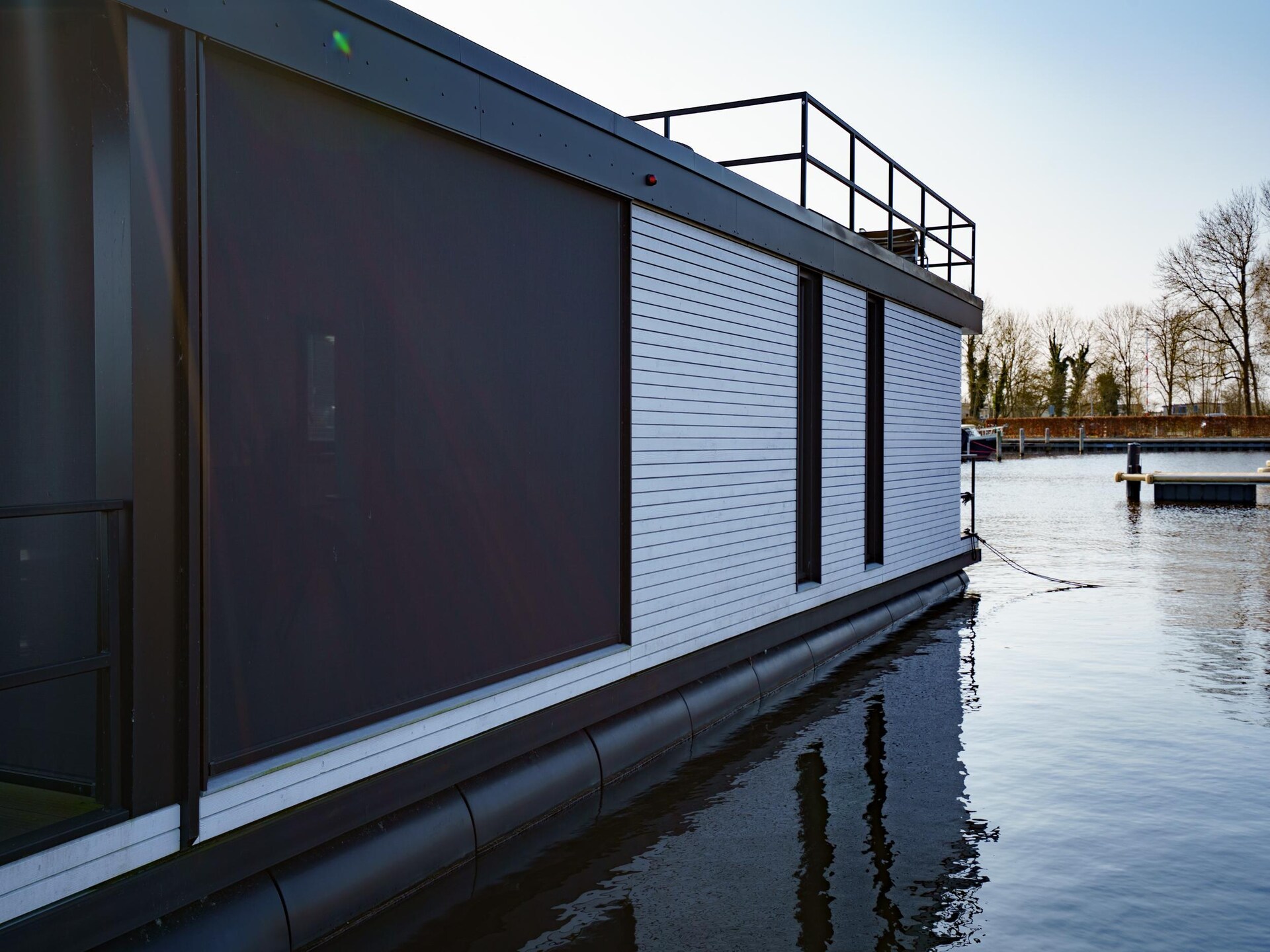 Woonboot Meerzicht: sfeervol vakantieverblijf aan het water in Friesland - foto 8